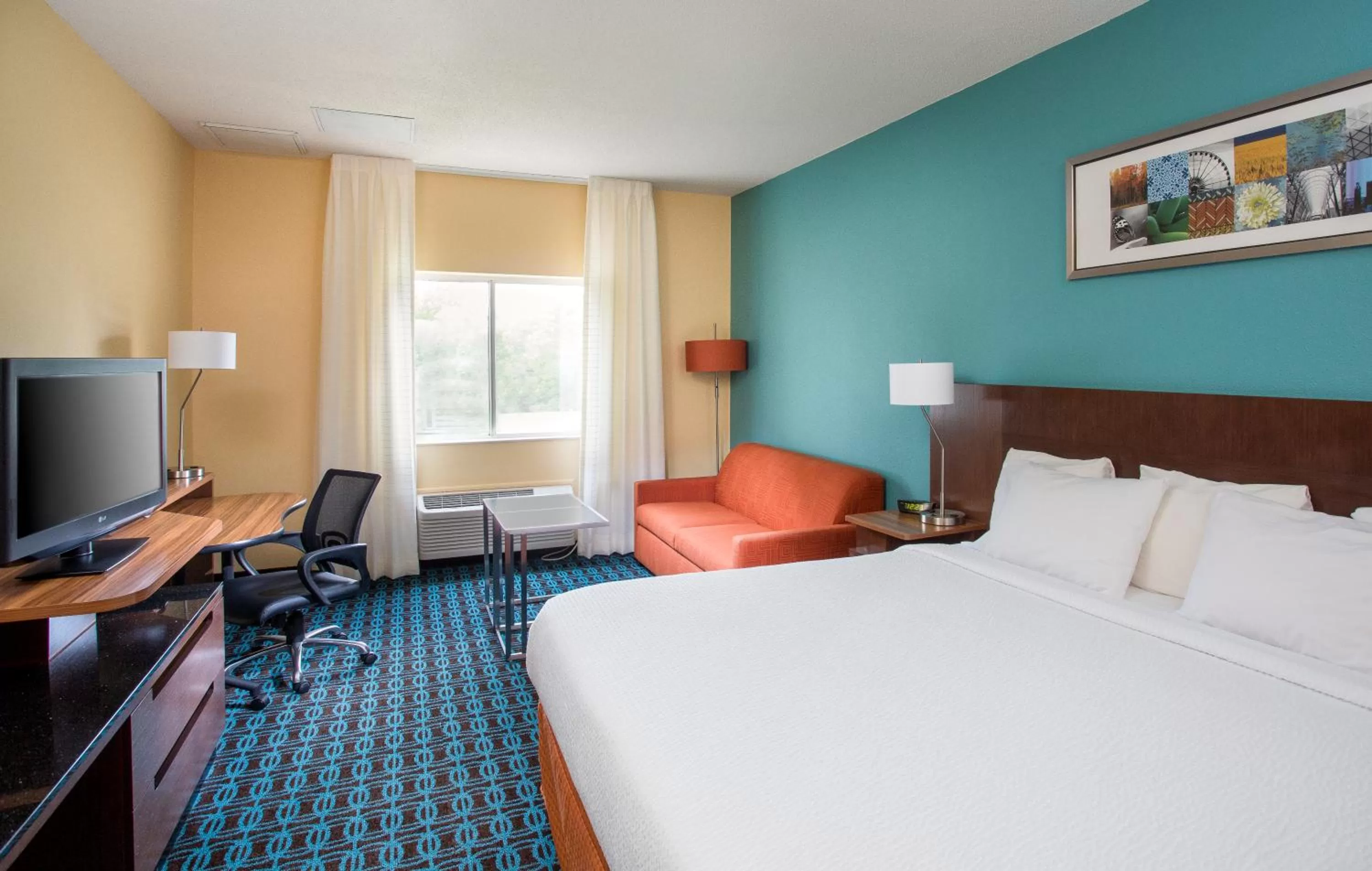 TV and multimedia, Bed in Fairfield Inn & Suites by Marriott Quincy