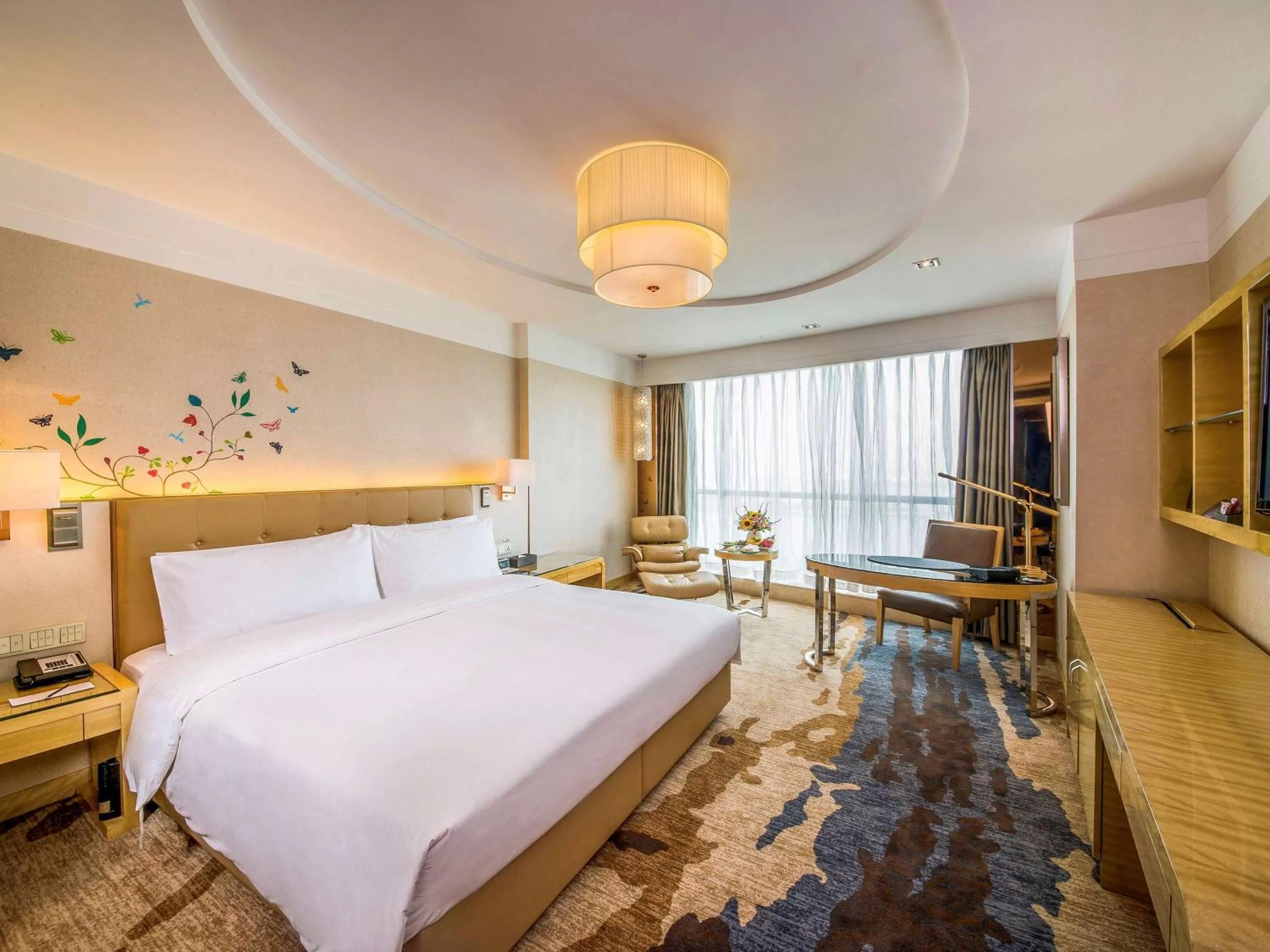 Photo of the whole room, Bed in Pullman Linyi Lushang