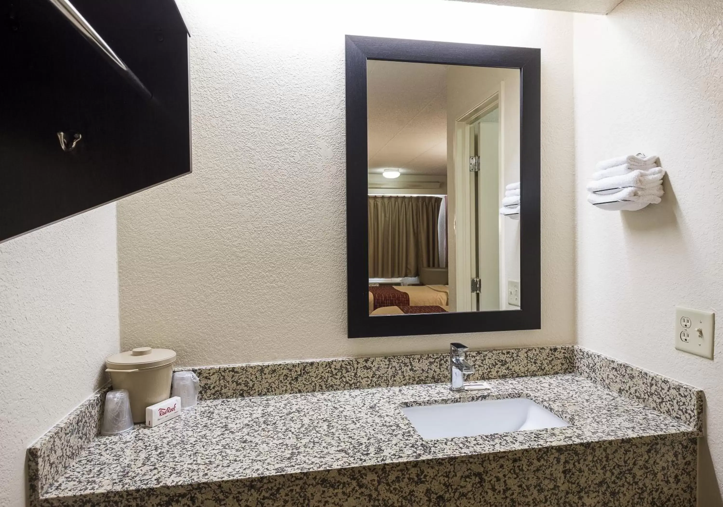 Standard King Room Smoking in Red Roof Inn Chicago-OHare Airport Arlington Hts Standard King Room Smoking in Red Roof Inn Chicago-OHare Airport Arlington Hts