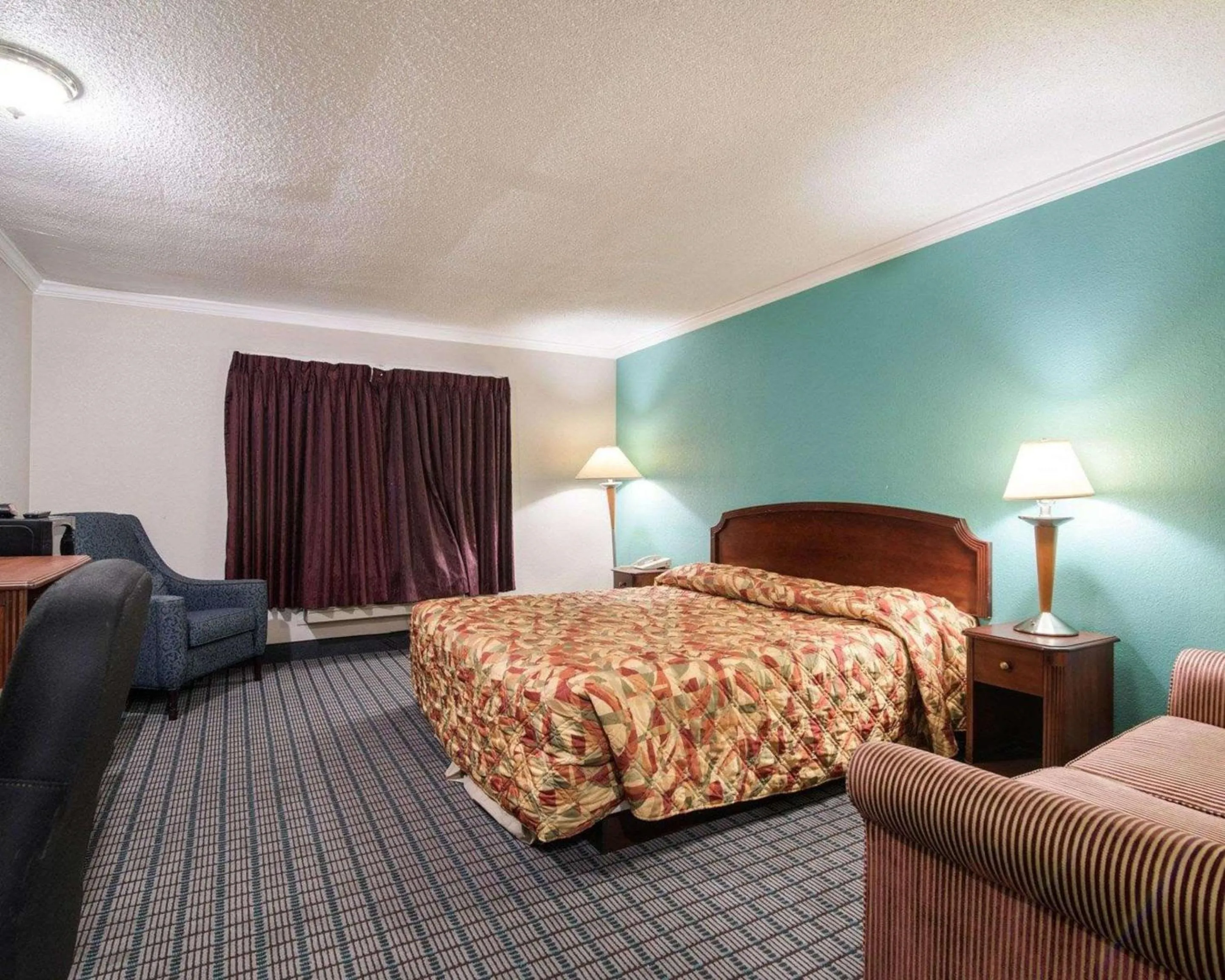 Photo of the whole room, Bed in Rodeway Inn Syracuse Carrier Circle