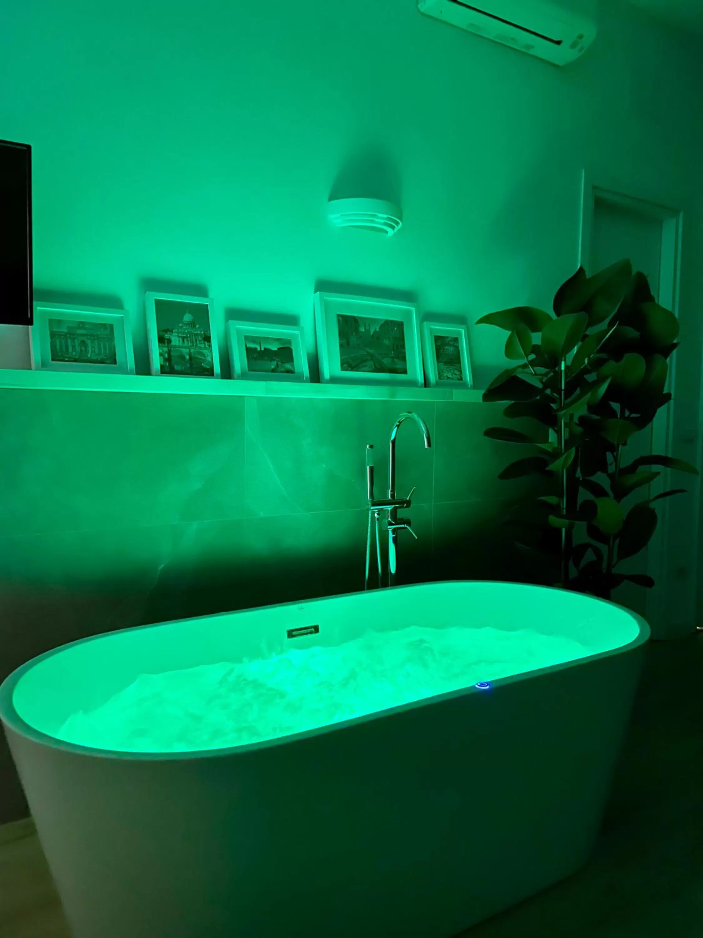 Hot Tub in Le Coq Suites