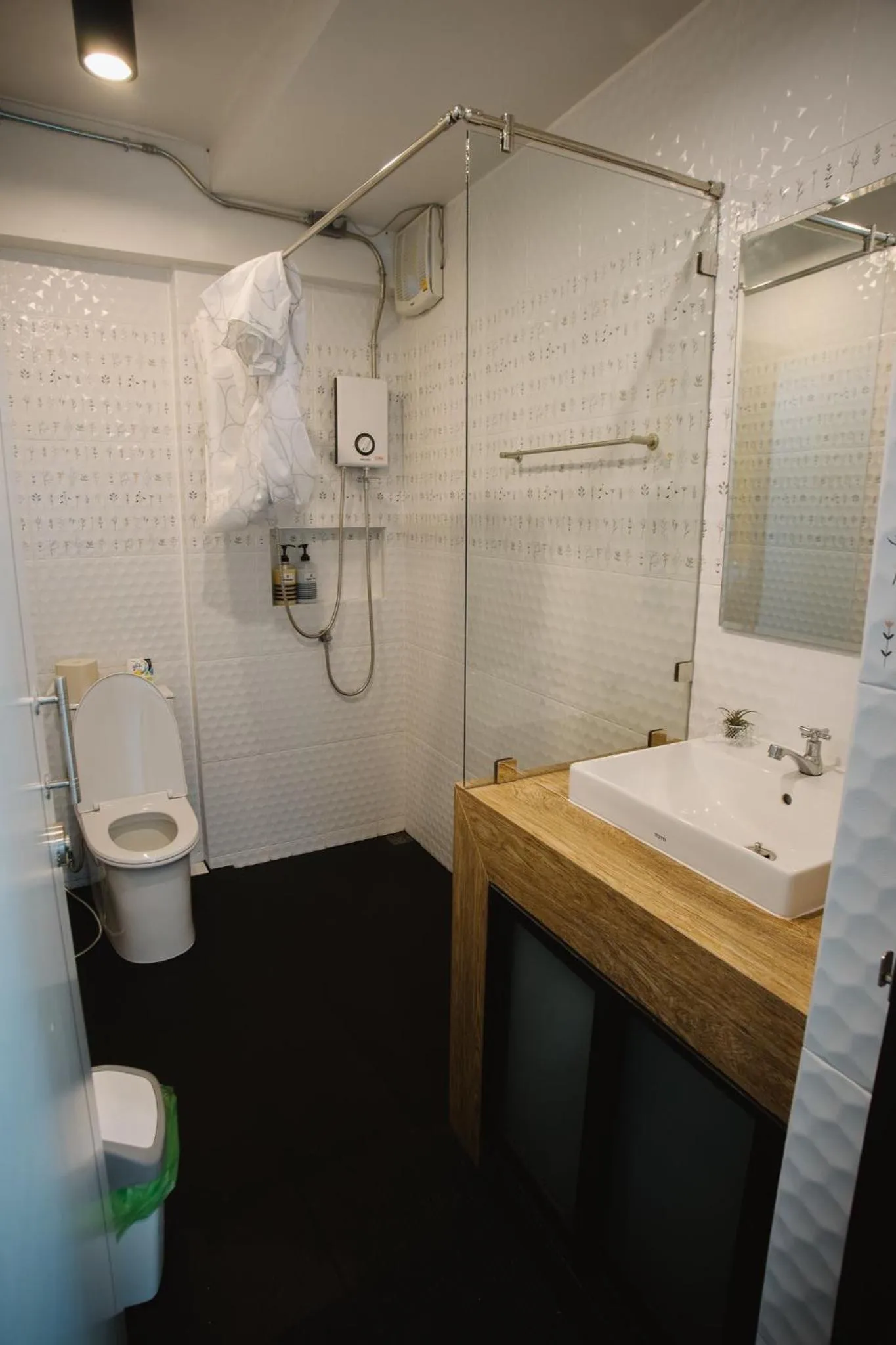 Bathroom in Baan Lung Poshtel