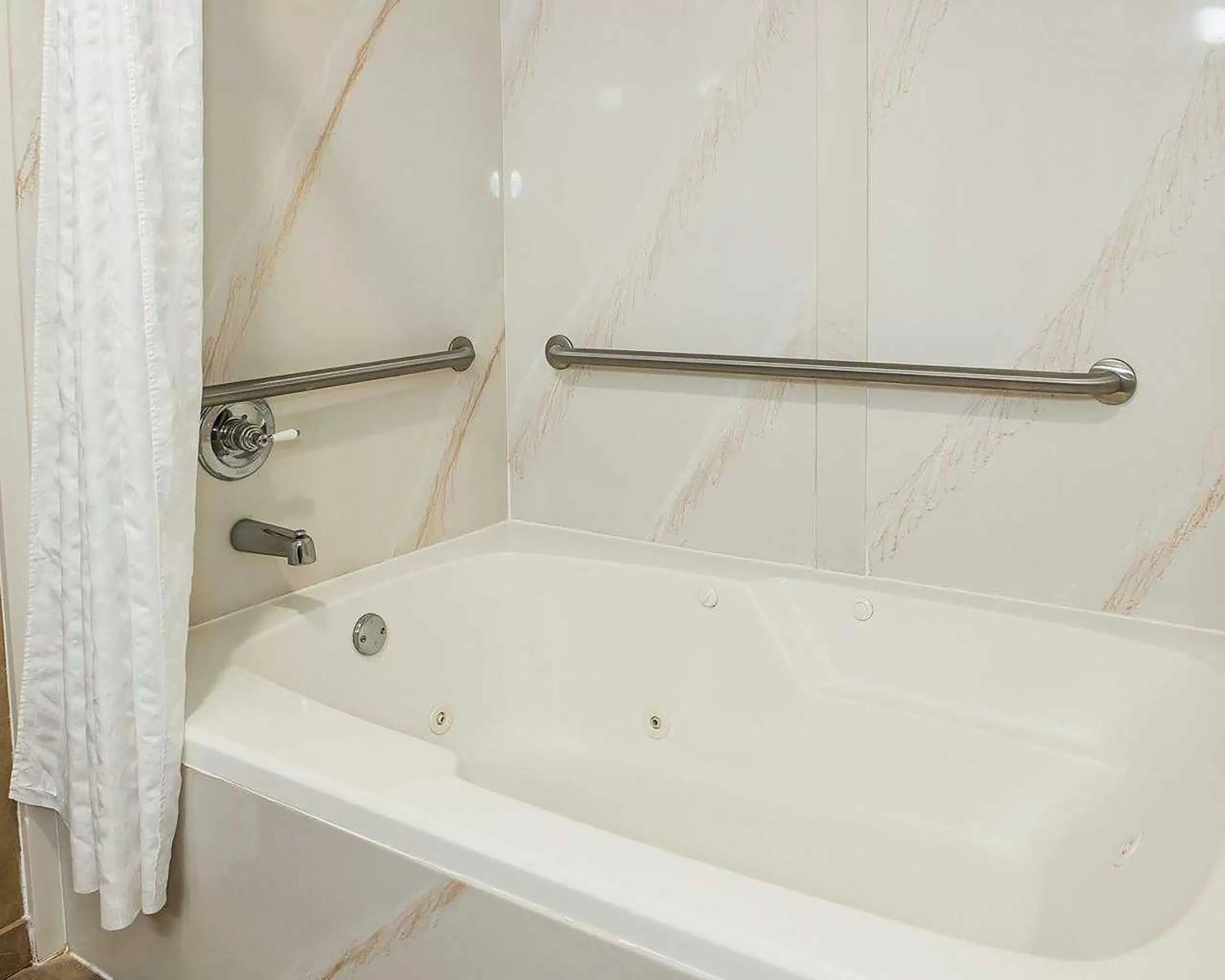 Bathroom in Comfort Inn Edinburgh - Columbus