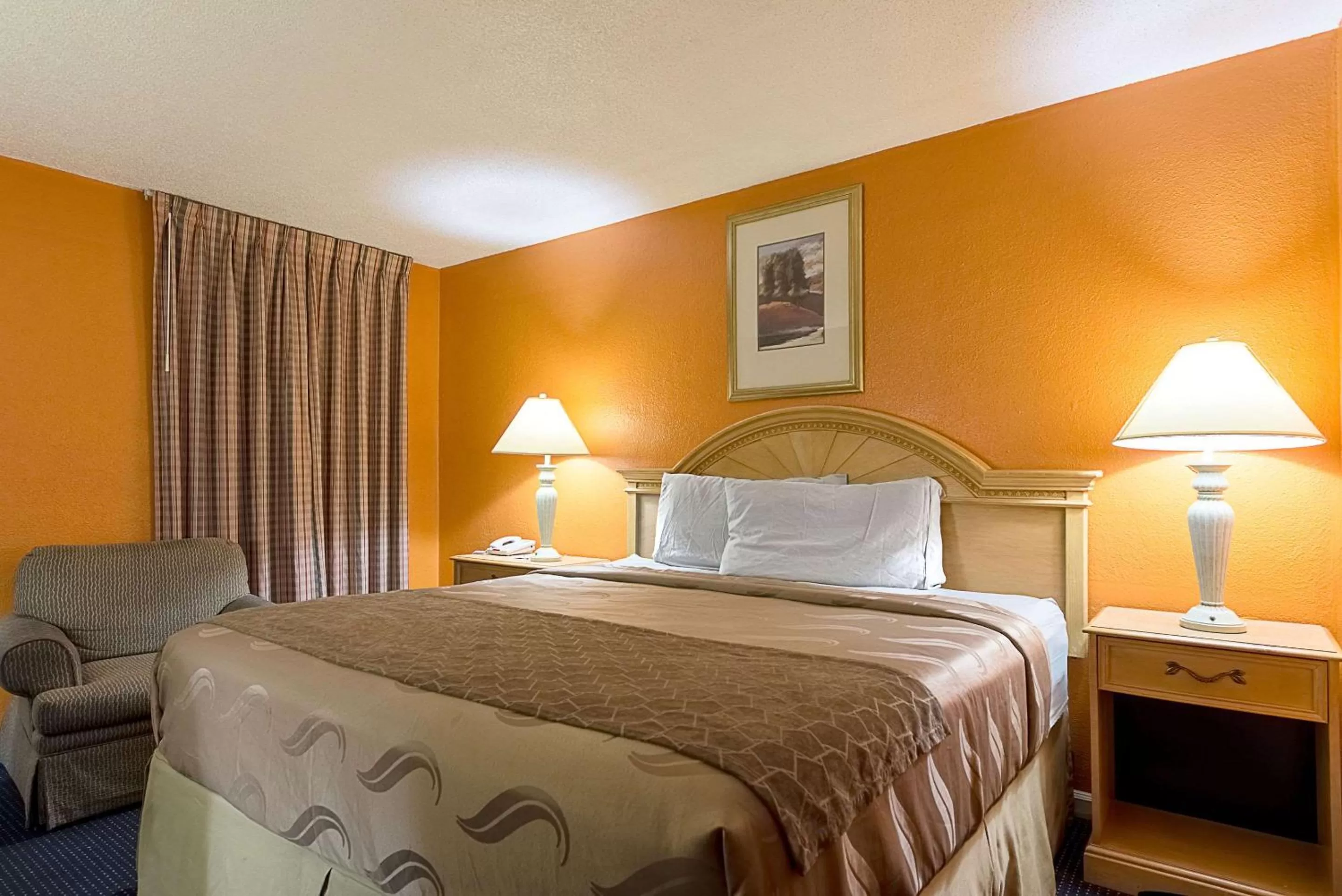 Photo of the whole room, Bed in Highway Inn