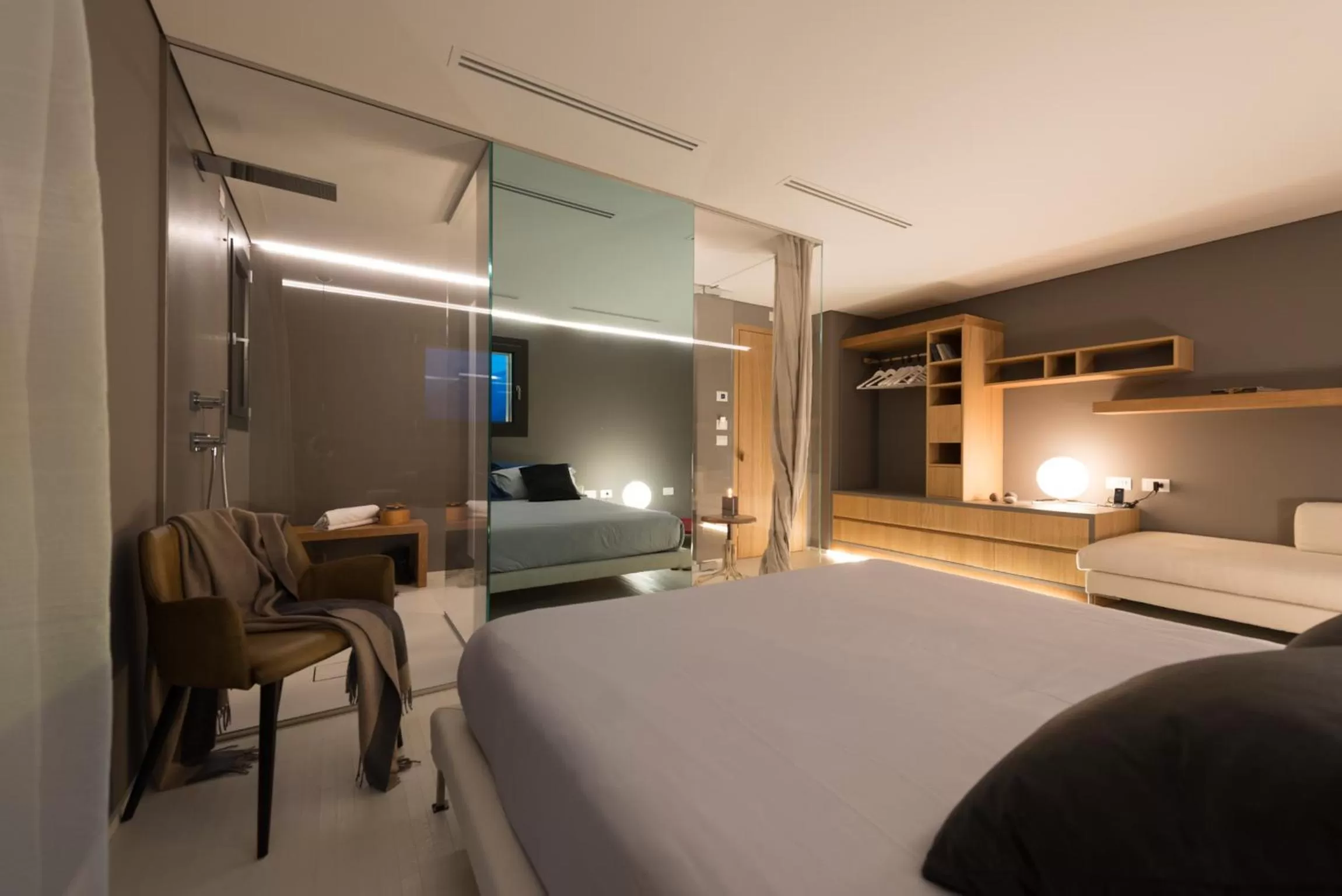 Photo of the whole room, Bed in Locanda Black and White Sondrio