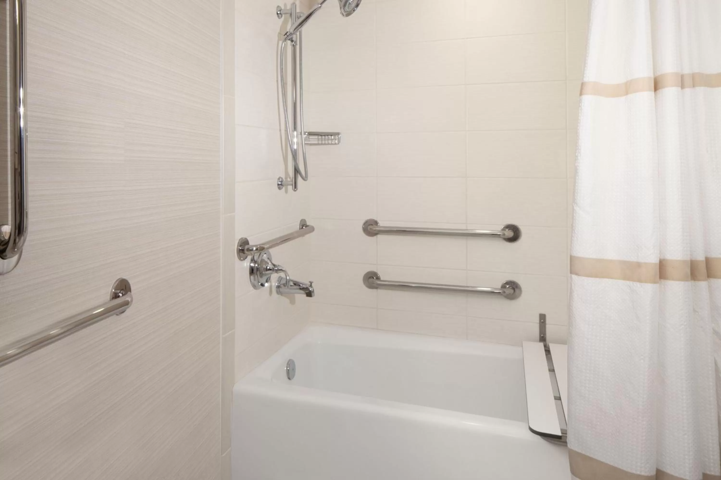 Bathroom in Marriott Memphis East