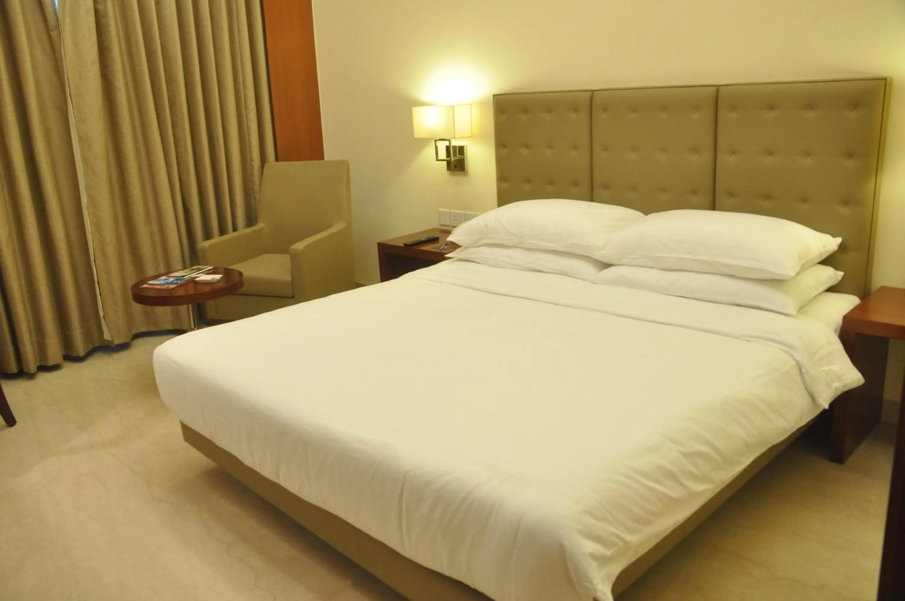 Bed in The Hans, New Delhi