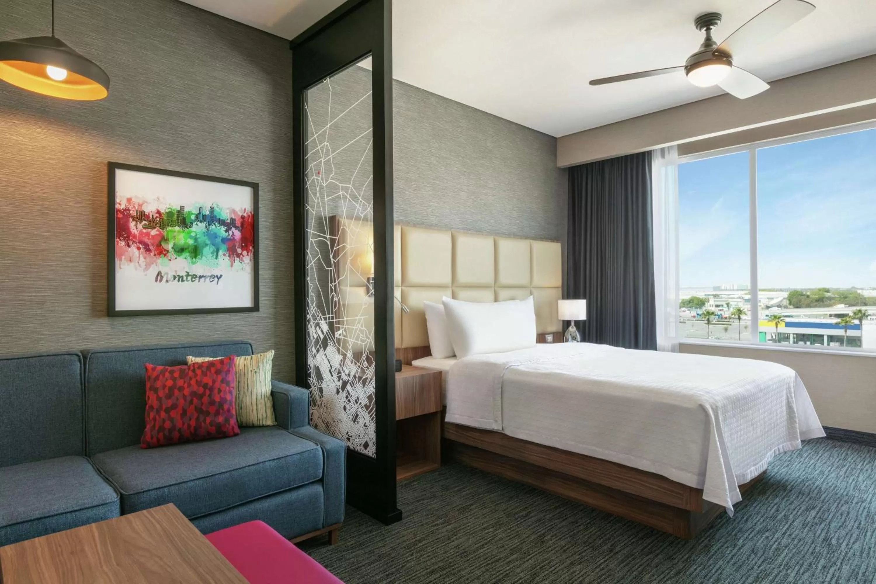 Living room, Bed in Homewood Suites By Hilton Monterrey Apodaca