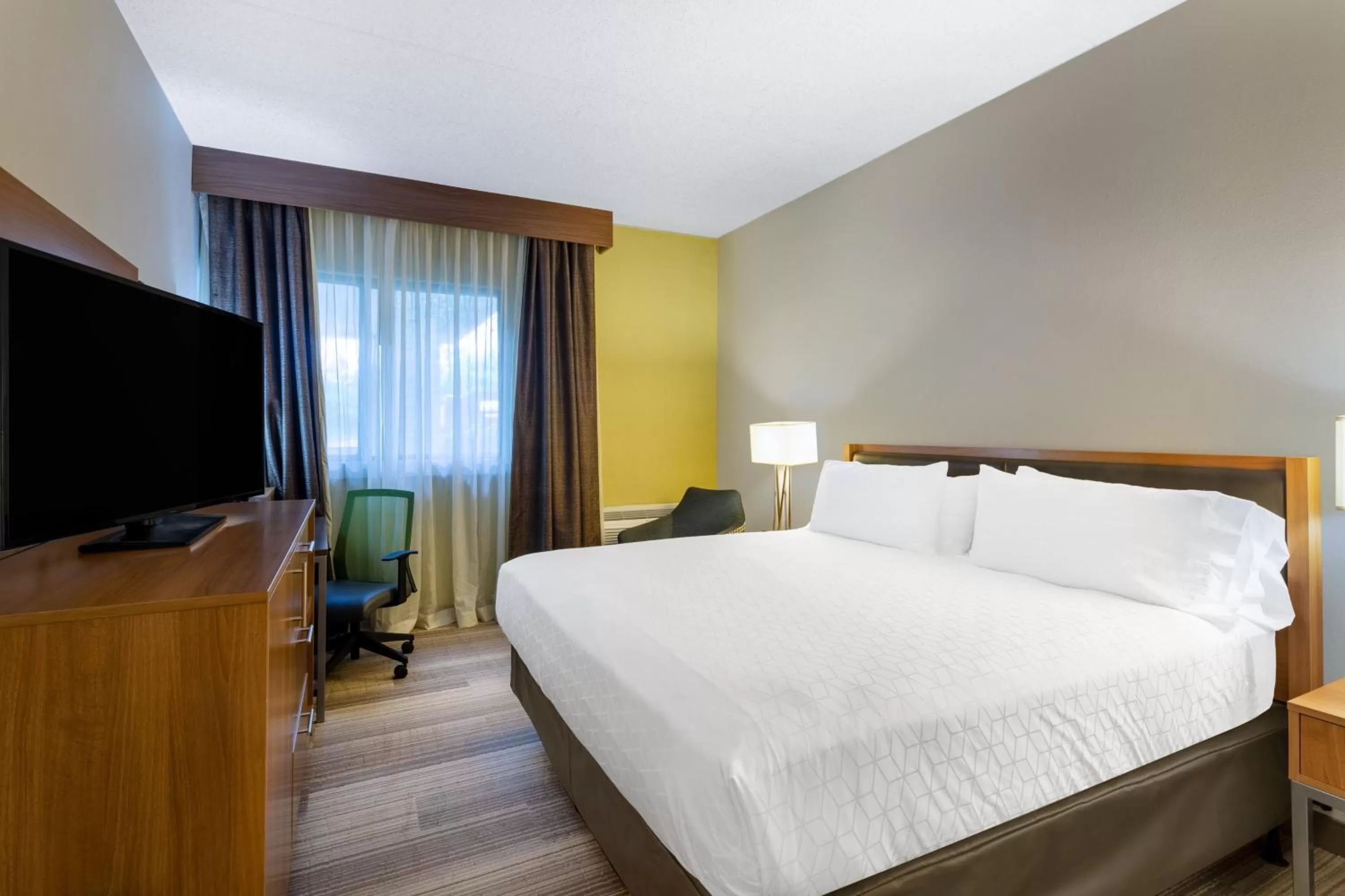 Photo of the whole room, Bed in Holiday Inn Express Hotel & Suites Philadelphia - King of Prussia by IHG