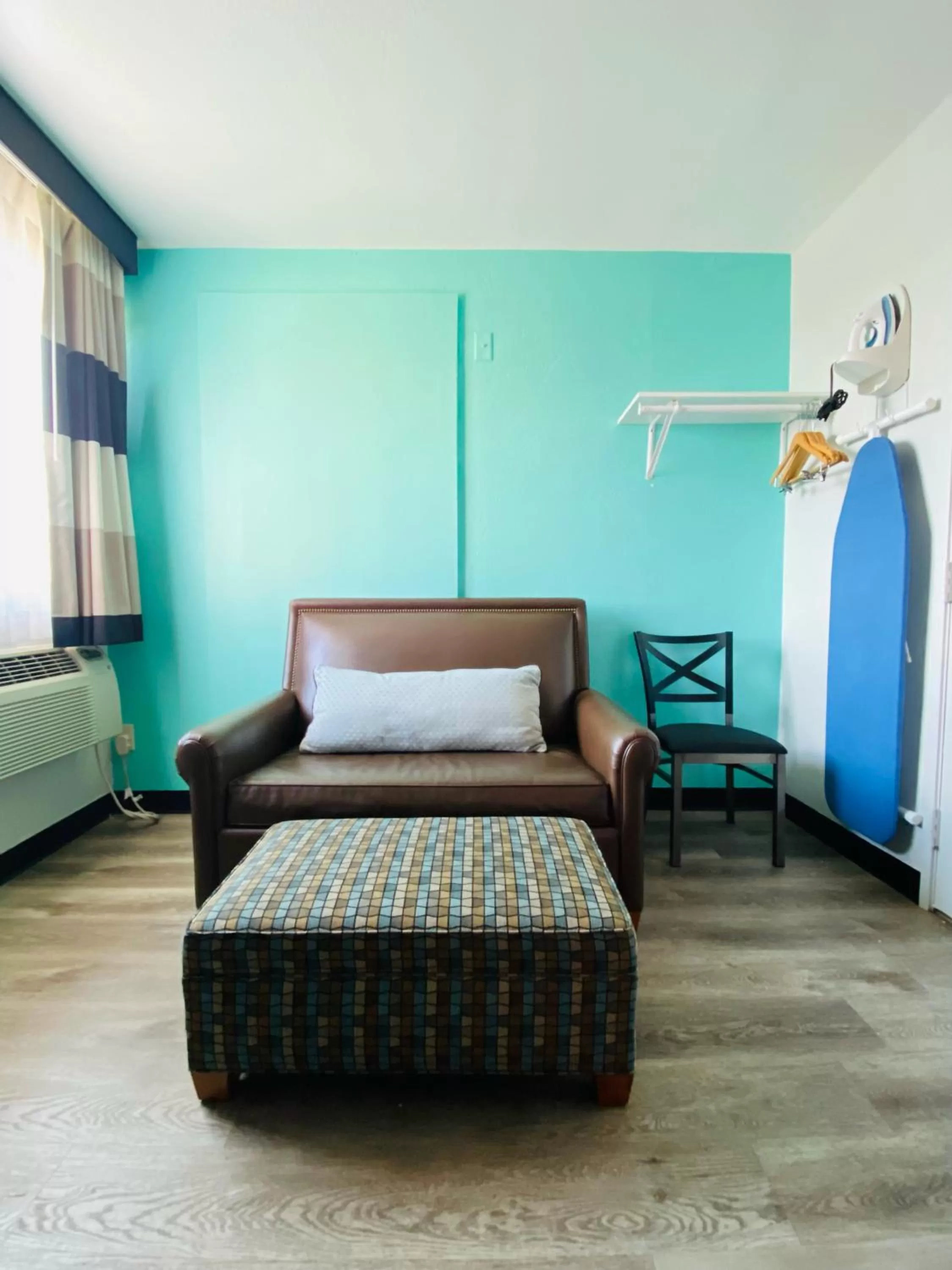 Living room, Bed in Rodeway Inn Old Town Scottsdale