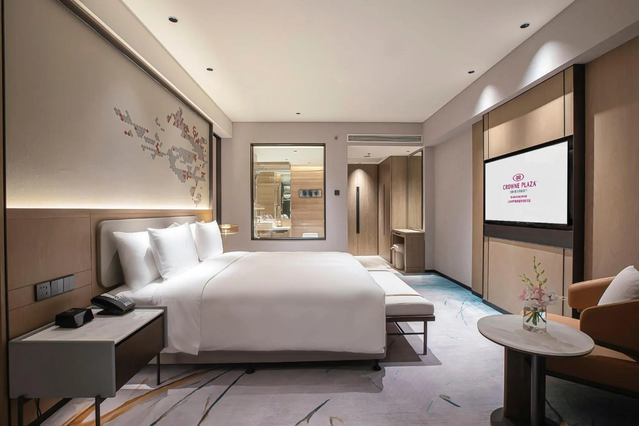 Photo of the whole room, Bed in Crowne Plaza Shanghai Jinxiu by IHG