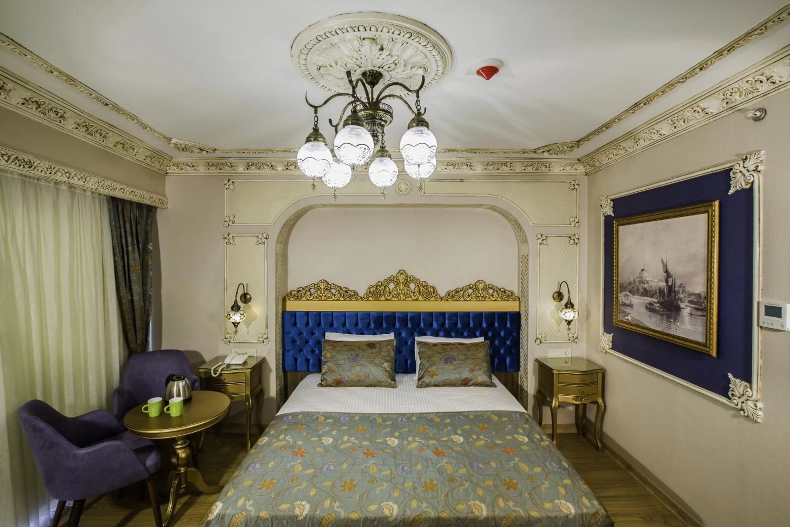 Bed in Empire Suite Hotel