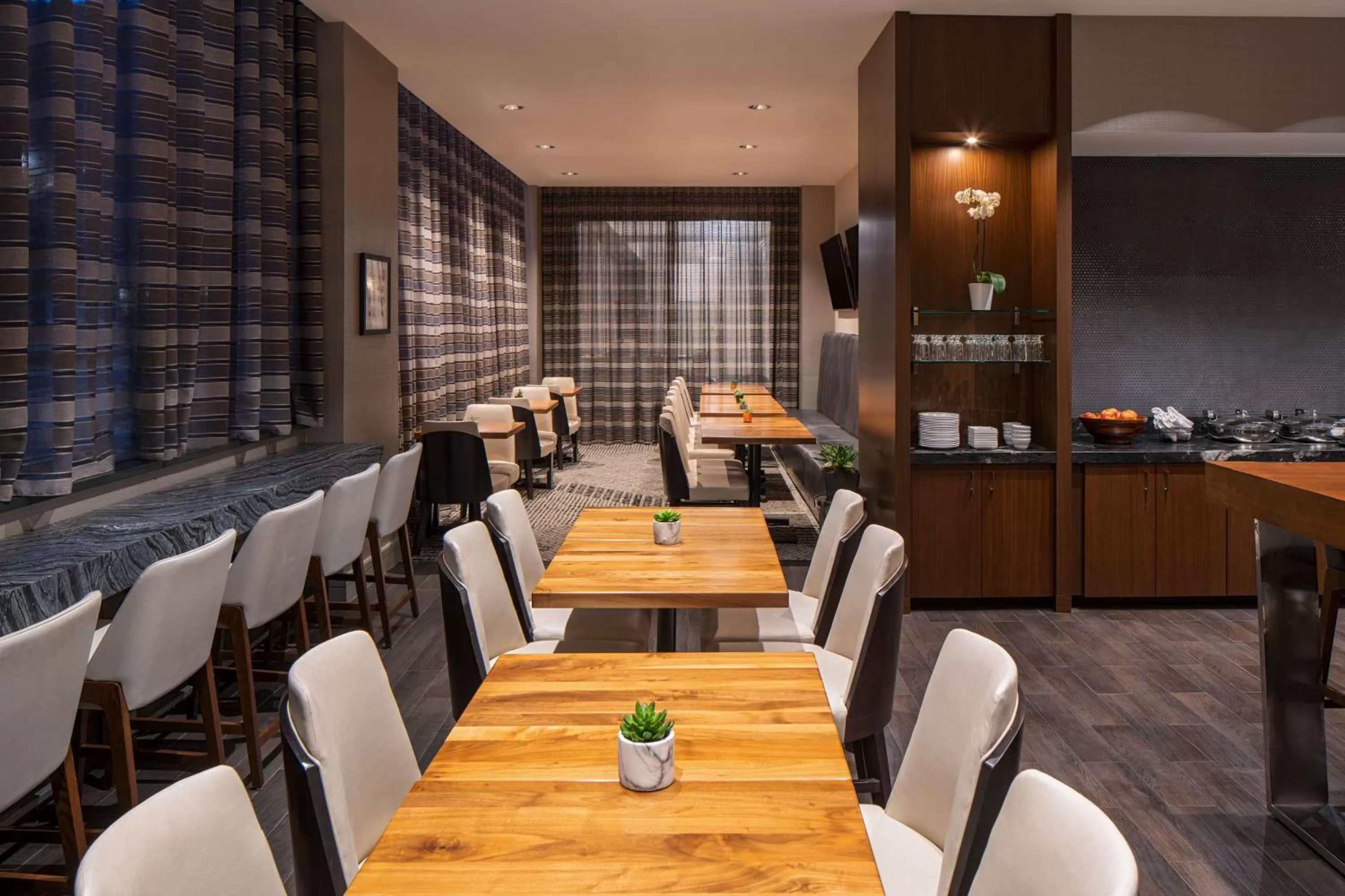 Restaurant/places to eat in Hilton Richmond Downtown