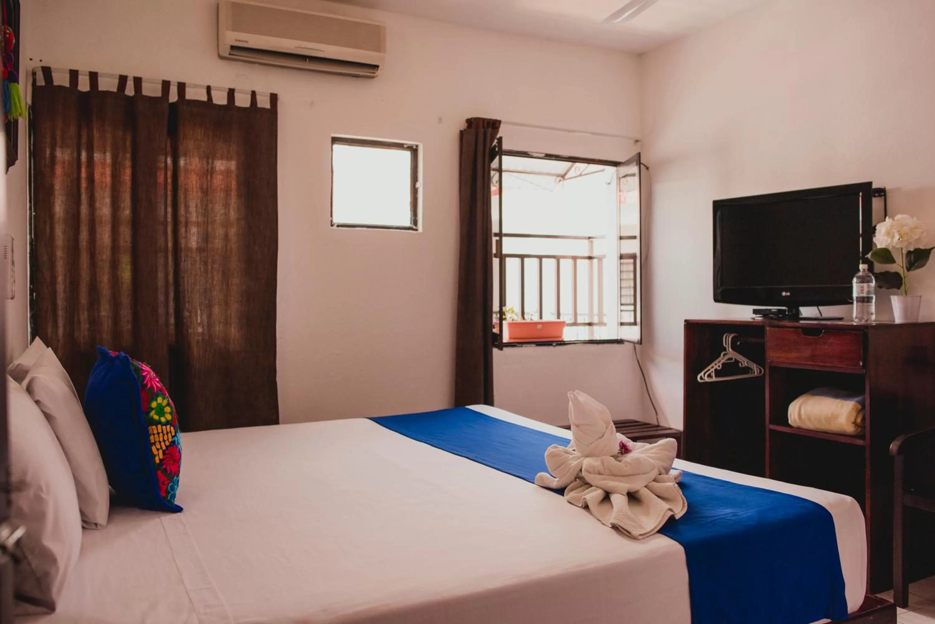 Photo of the whole room, Bed in Posada Kin