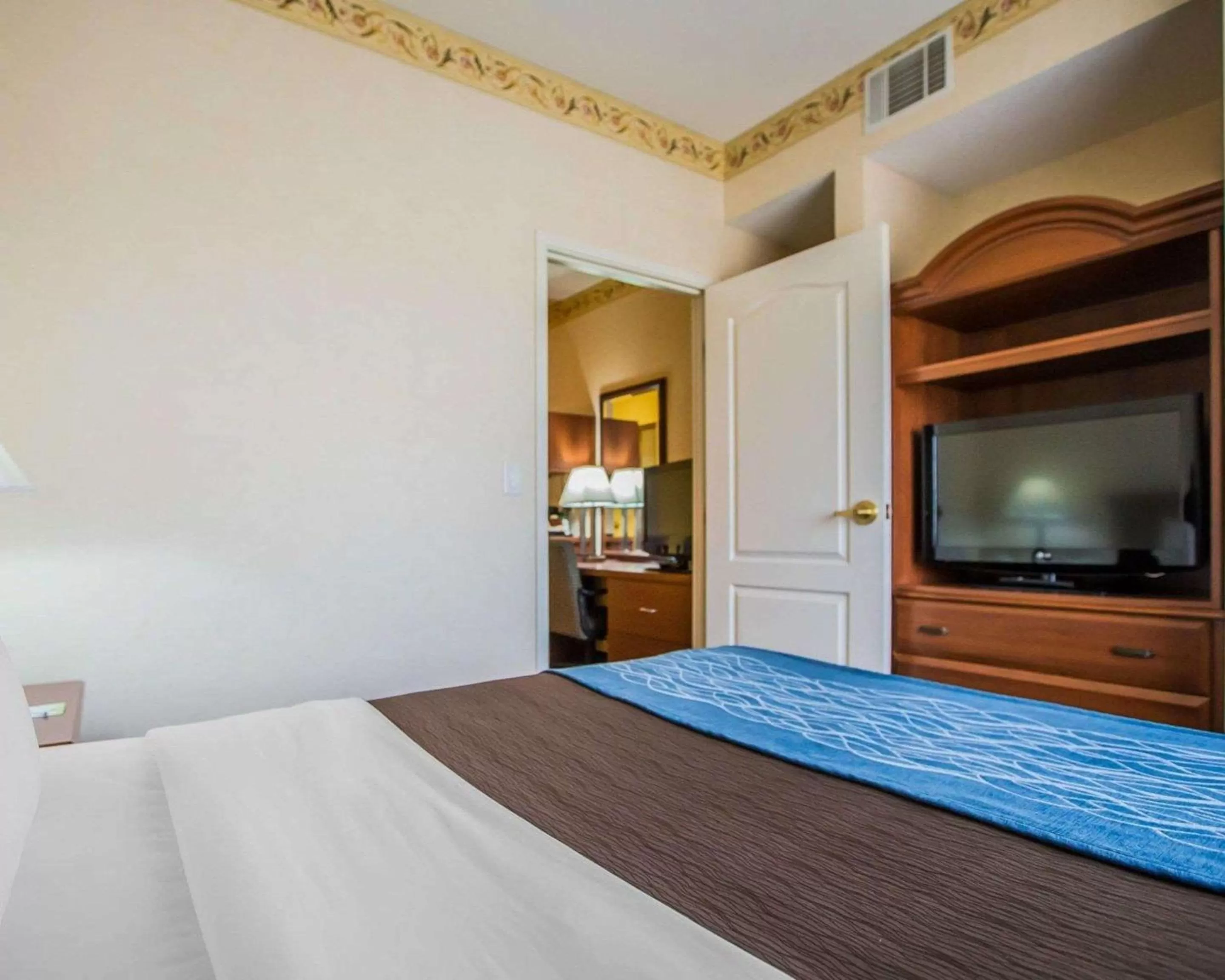 Photo of the whole room, Bed in Quality Inn & Suites Dixon near I-88