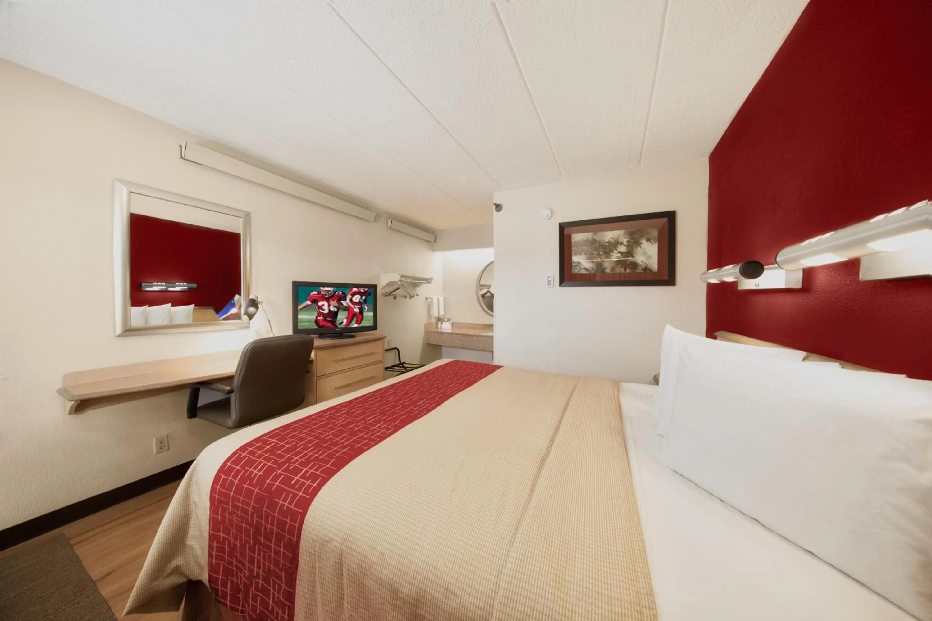 Photo of the whole room in Red Roof Inn Cincinnati Northeast - Blue Ash