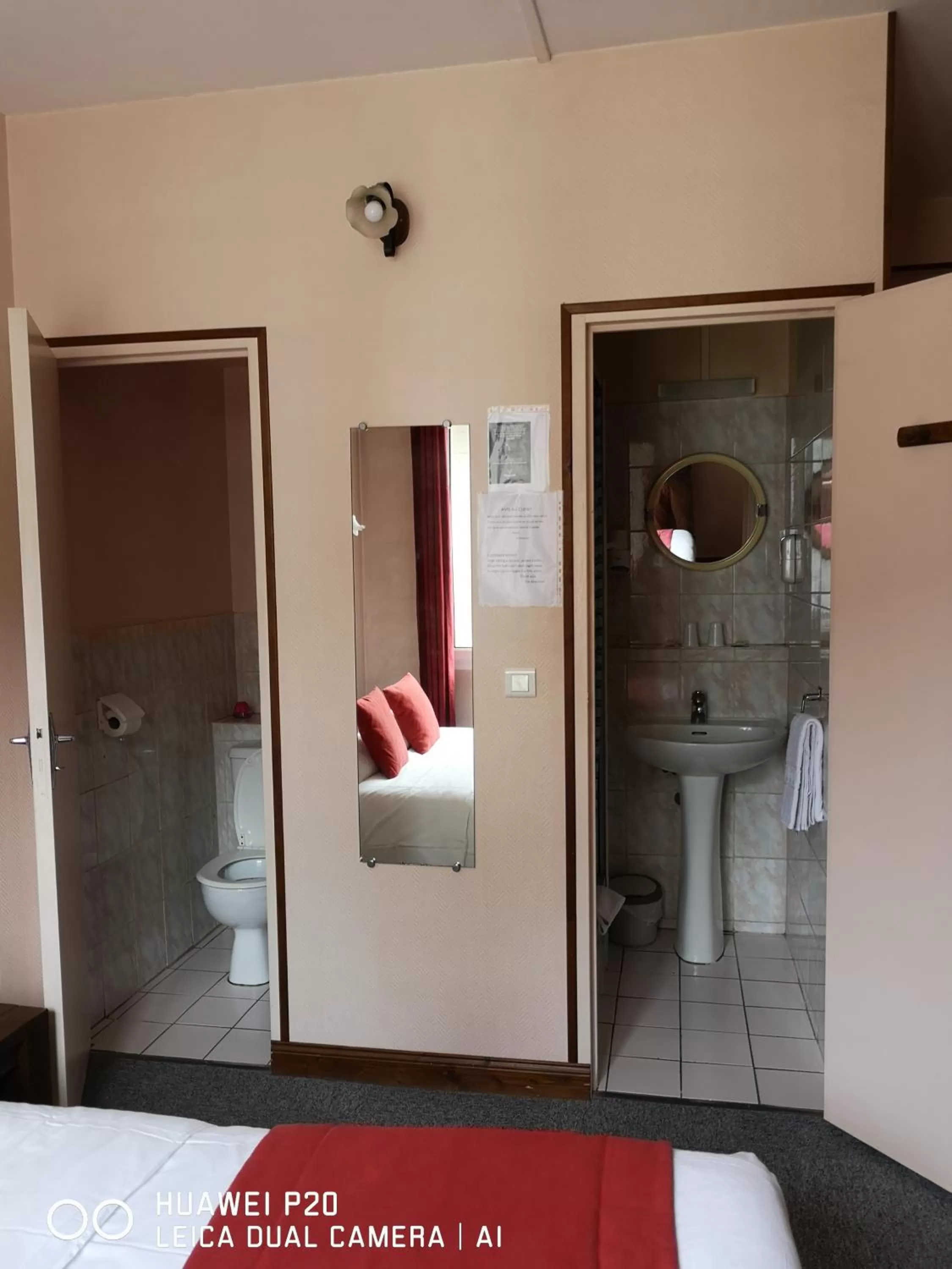 Bedroom in Hôtel Le Memphis