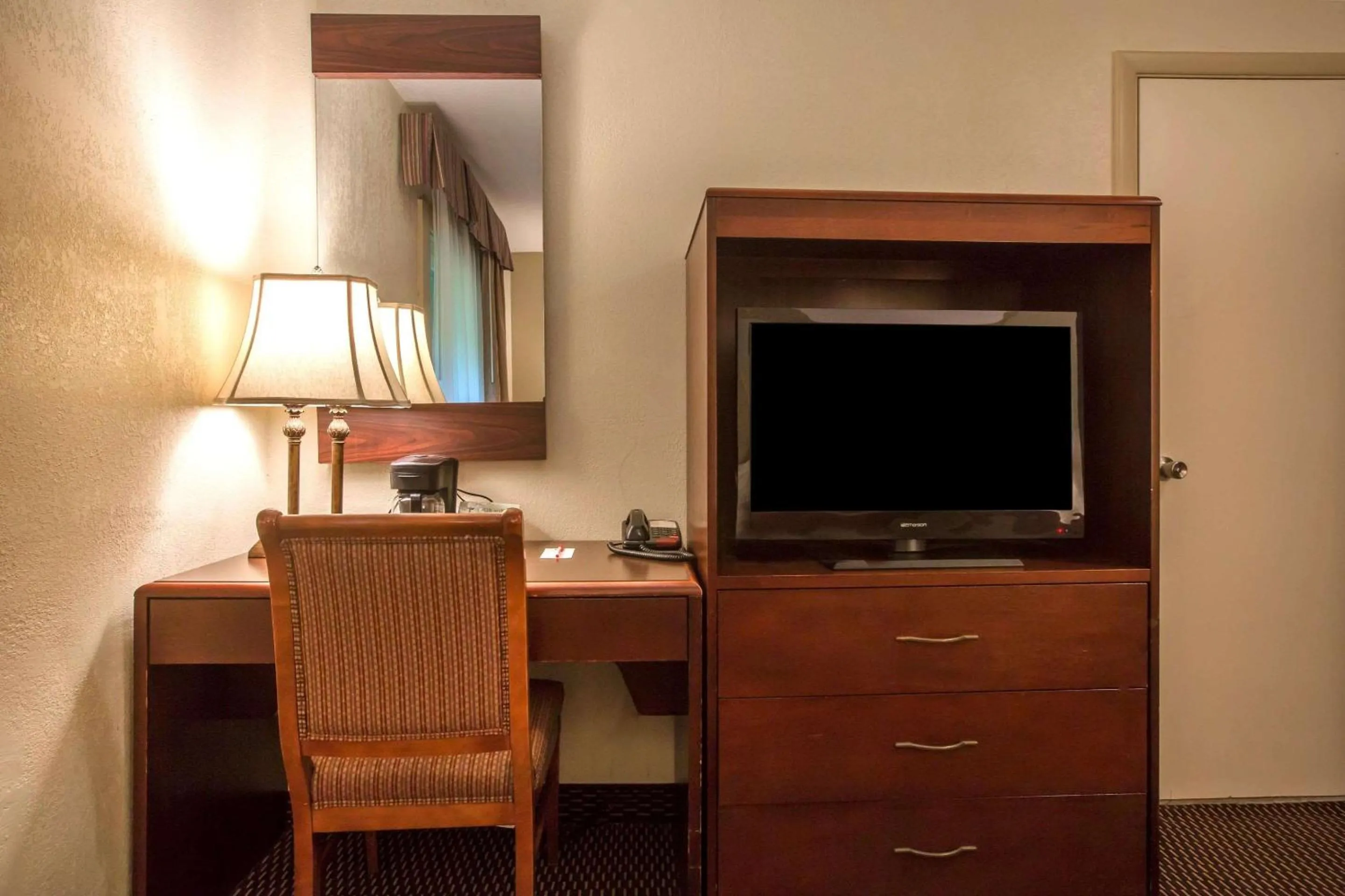 Photo of the whole room, TV/Entertainment Center in Econo Lodge Manchester Center
