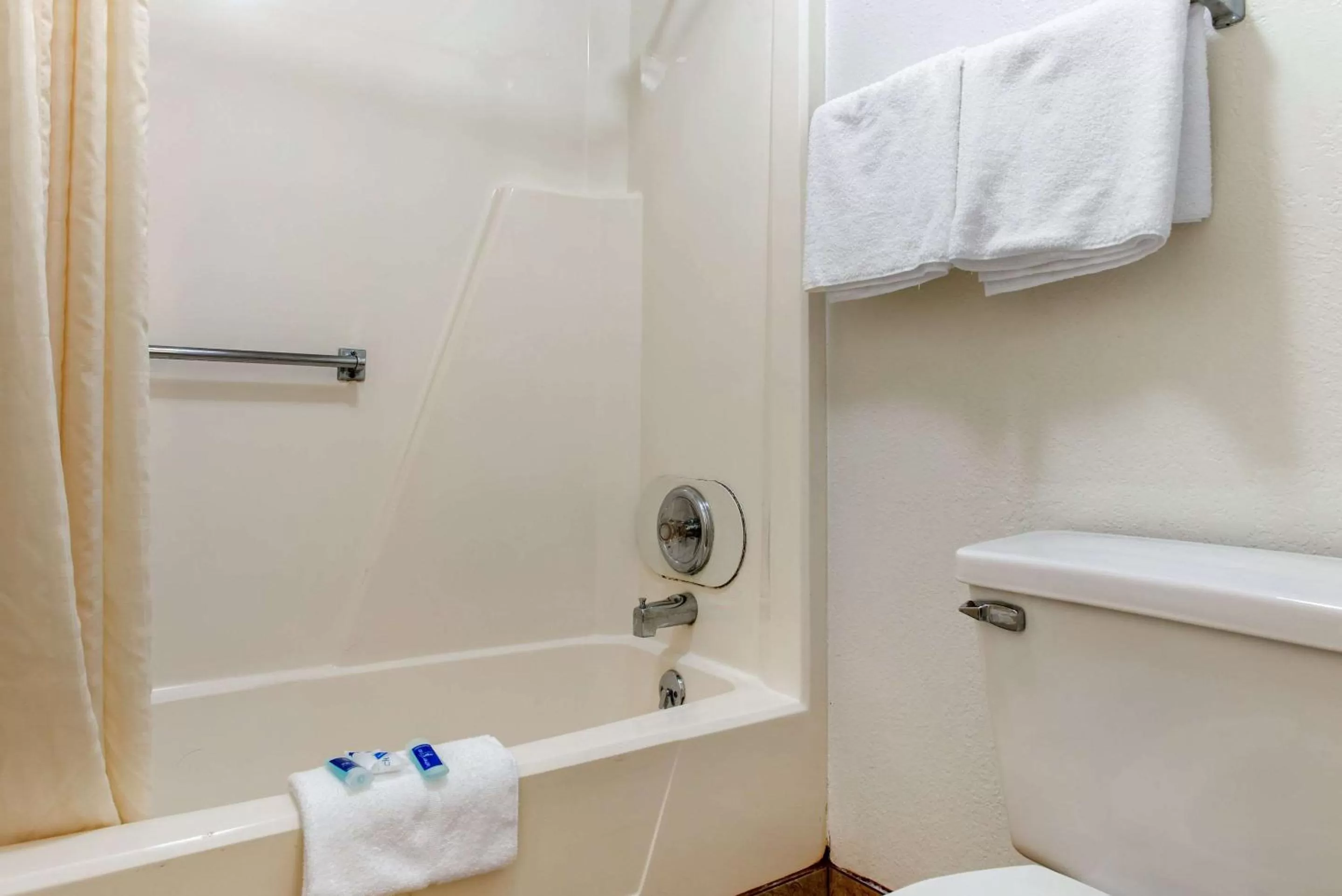 Bathroom in Rodeway Inn Sharonville