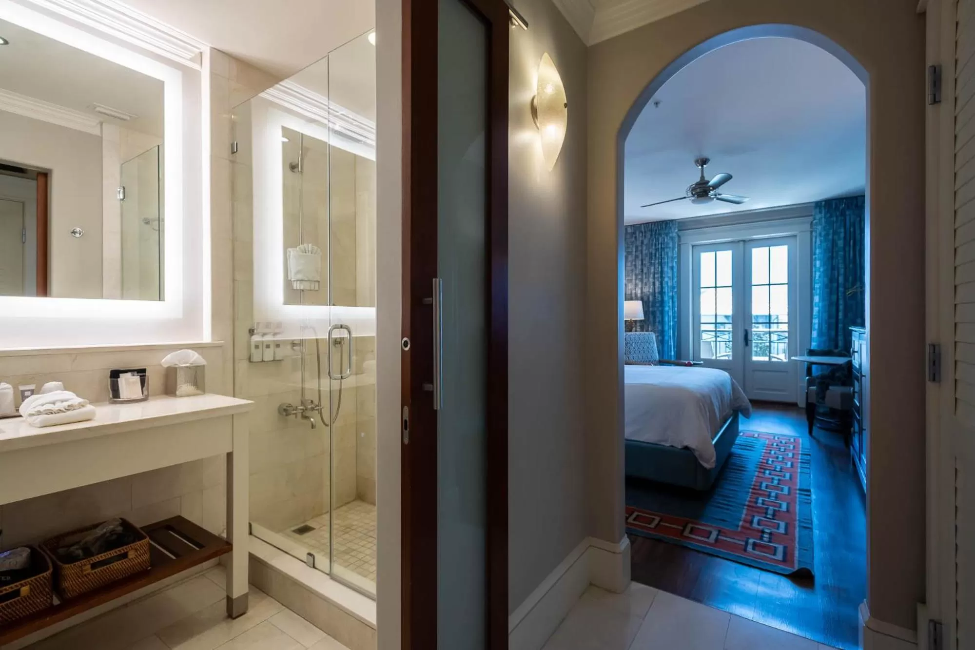 Bathroom, Bed in The Pearl Hotel