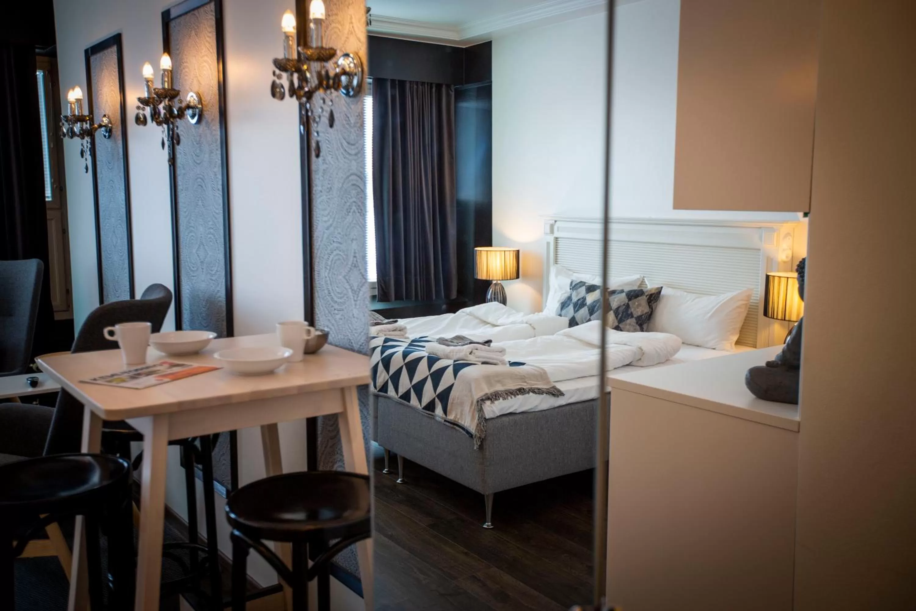 Seating area, Bed in Hotelli Olof