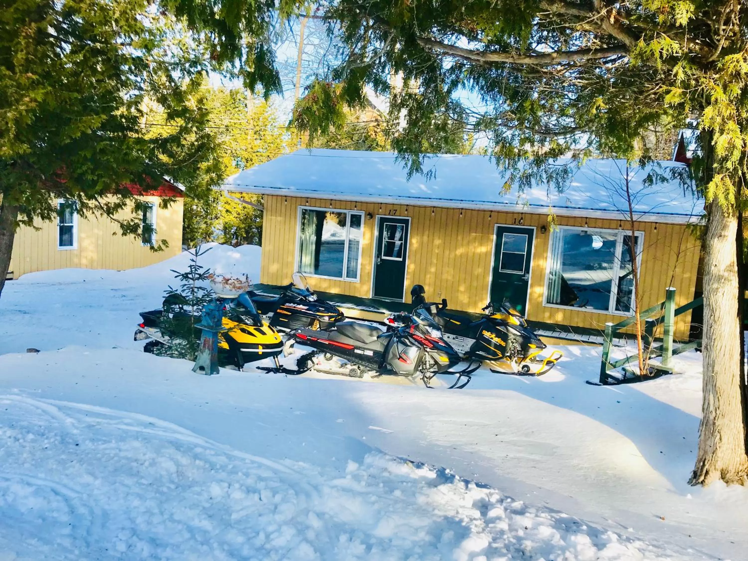 Winter, Property Building in Auberge et Chalets sur le Lac