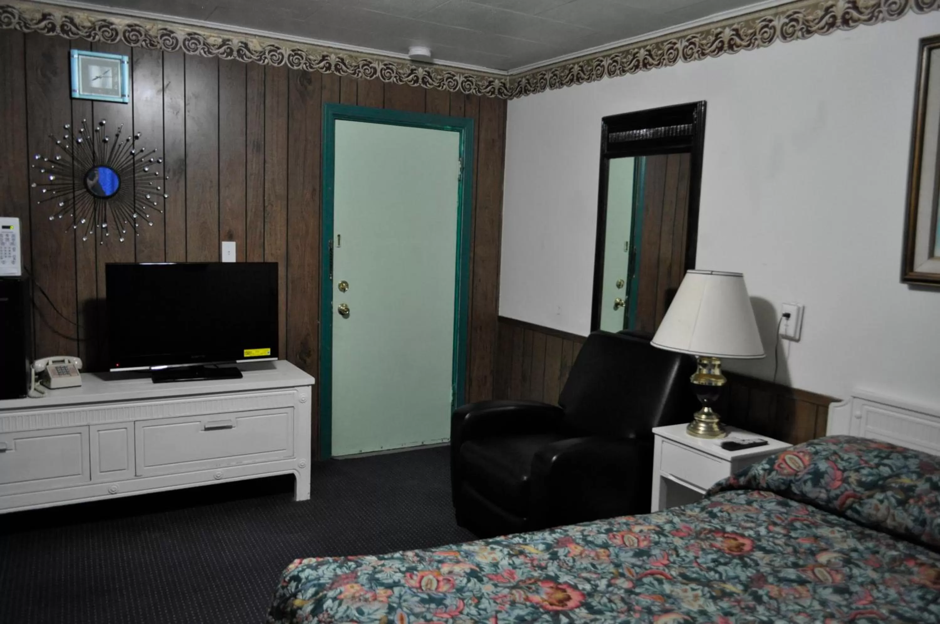 TV and multimedia, Bed in Western Motel