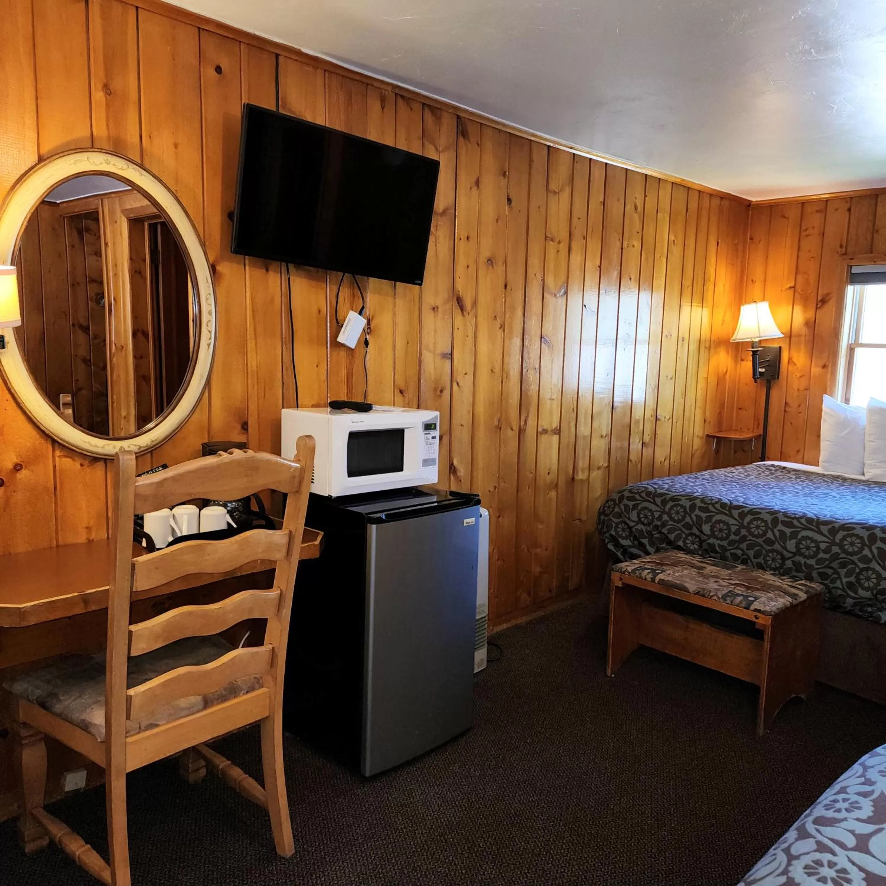 minibar, Bed in Canyon Motel near Rocky Mountain National Park
