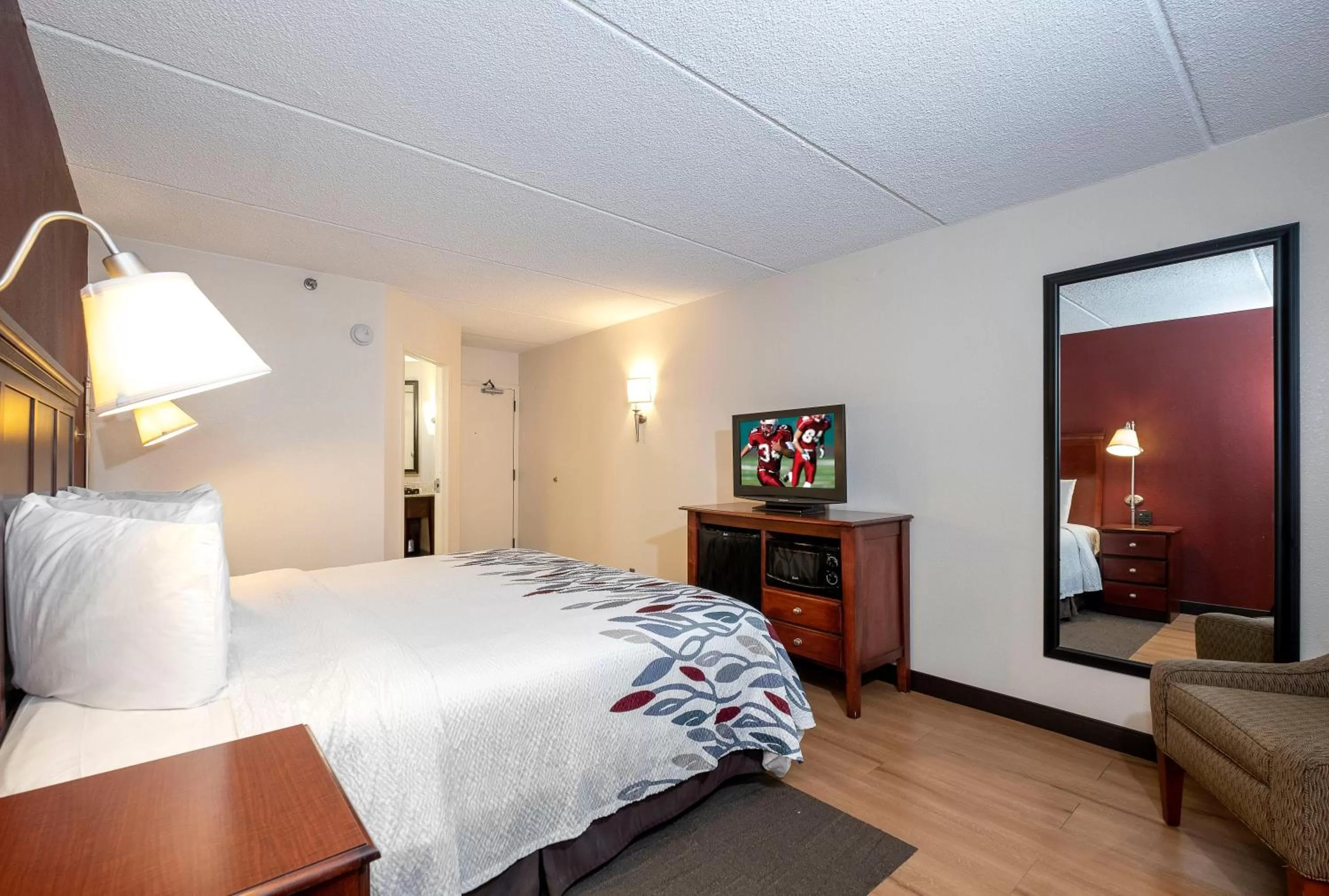 Photo of the whole room, Bed in Red Roof Inn Meriden