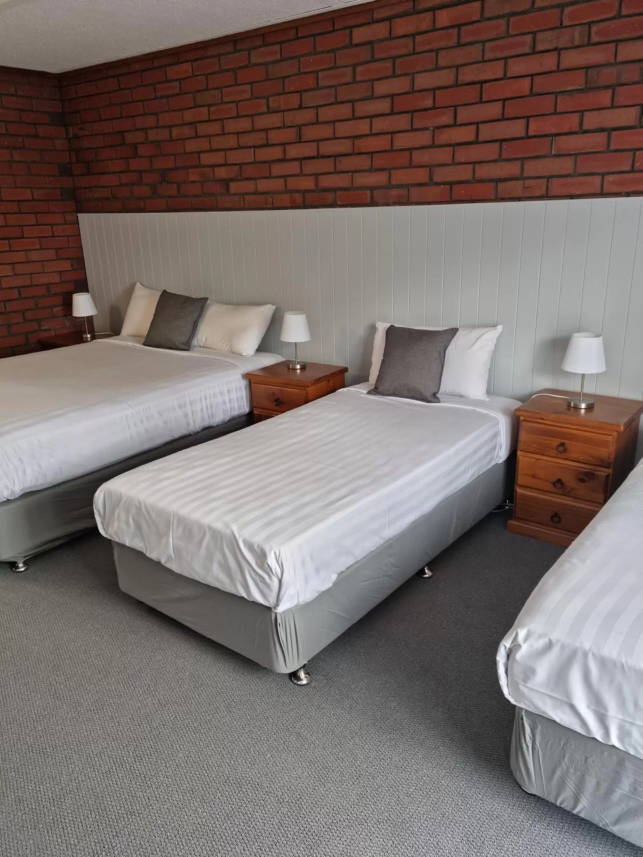 Bed in Mid City Plantation Motel