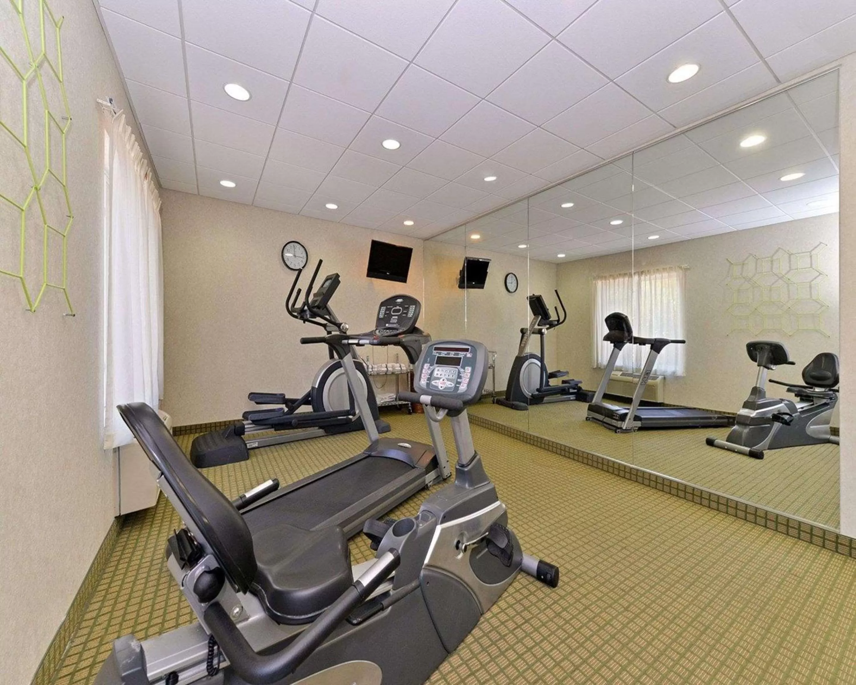 Fitness centre/facilities in Quality Suites Stratford