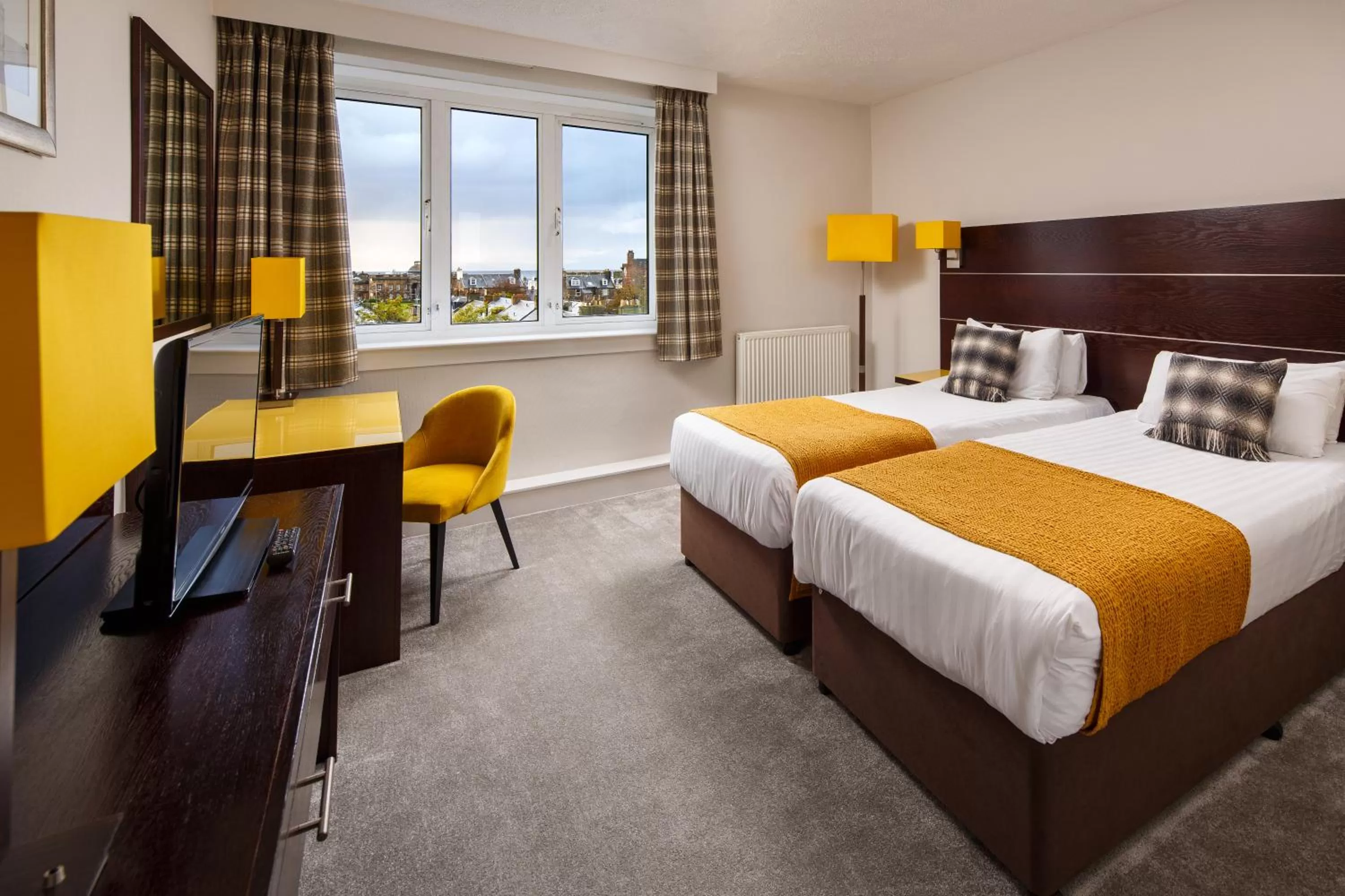 Photo of the whole room, Bed in Mercure Ayr Hotel