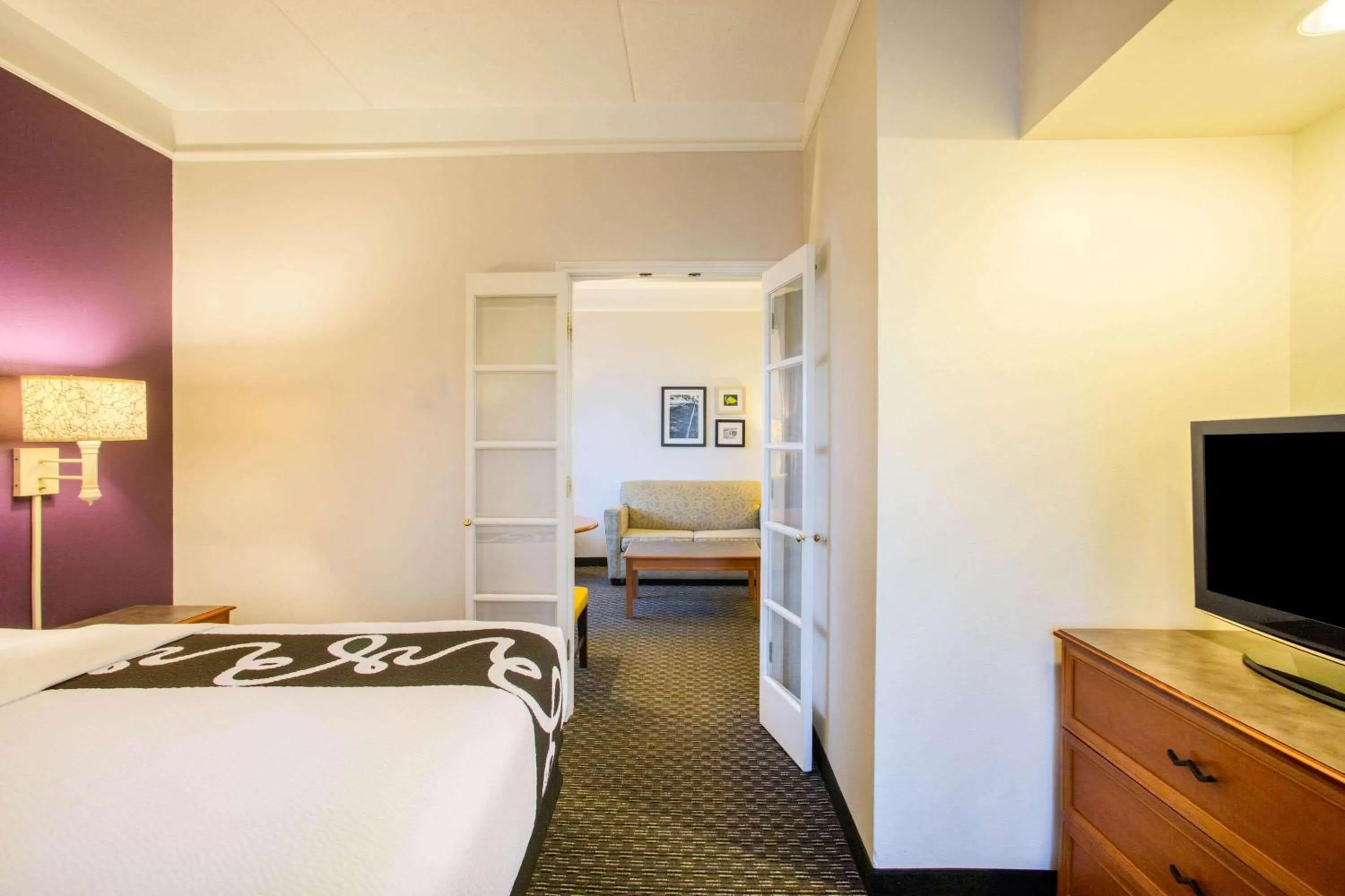 Photo of the whole room, Bed in La Quinta by Wyndham St. Louis Westport