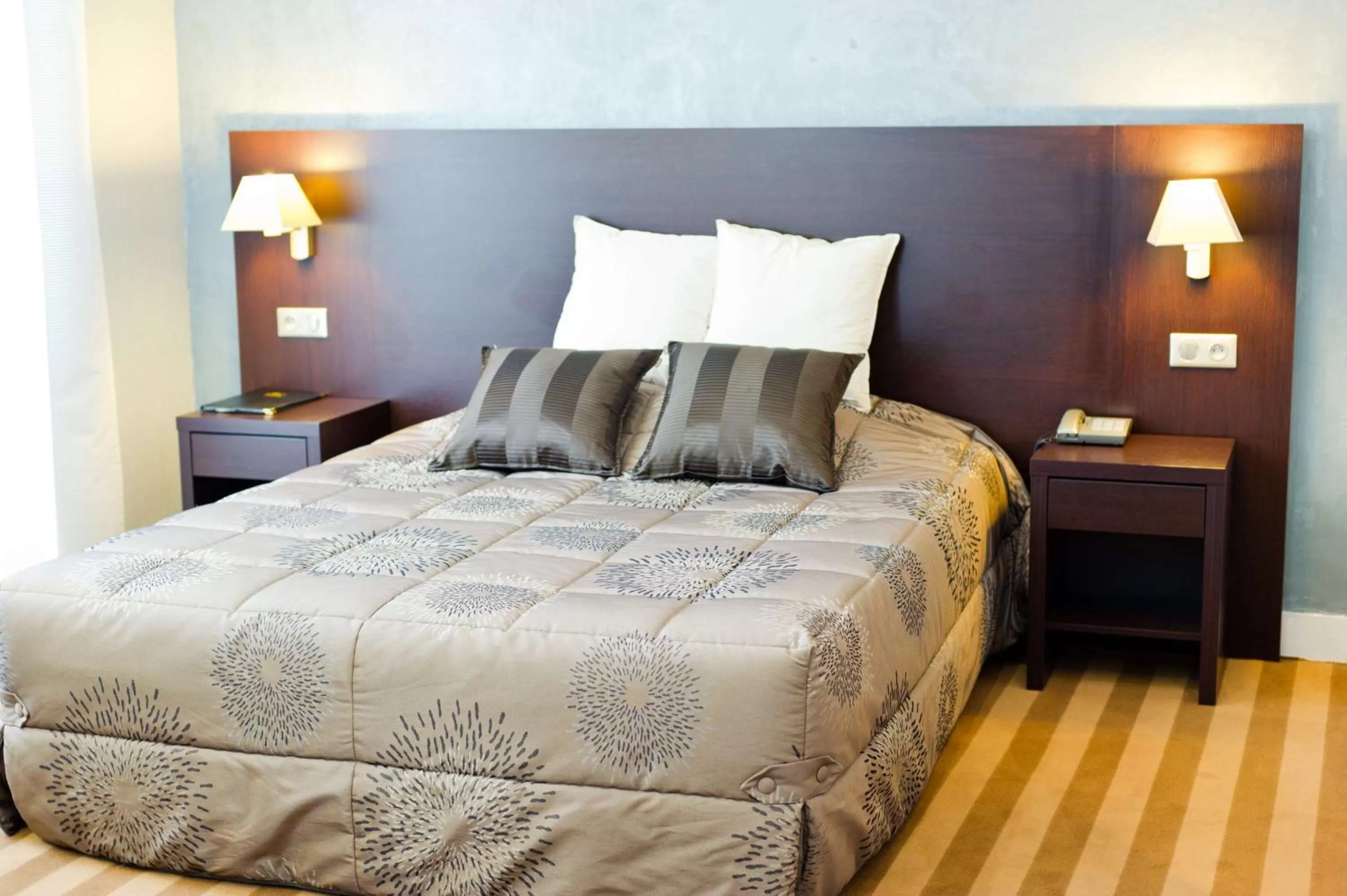 Photo of the whole room, Bed in Best Western Continental Pau Centre