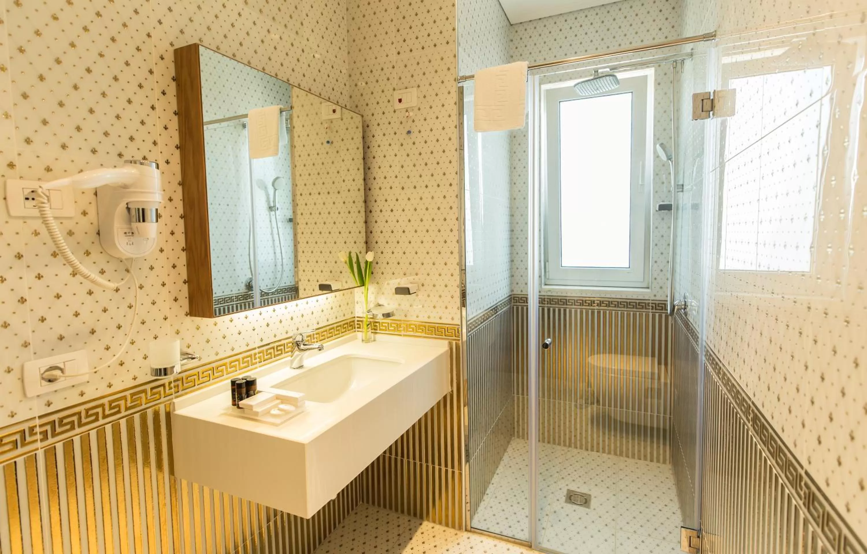 Shower in Royal Hill Hotel