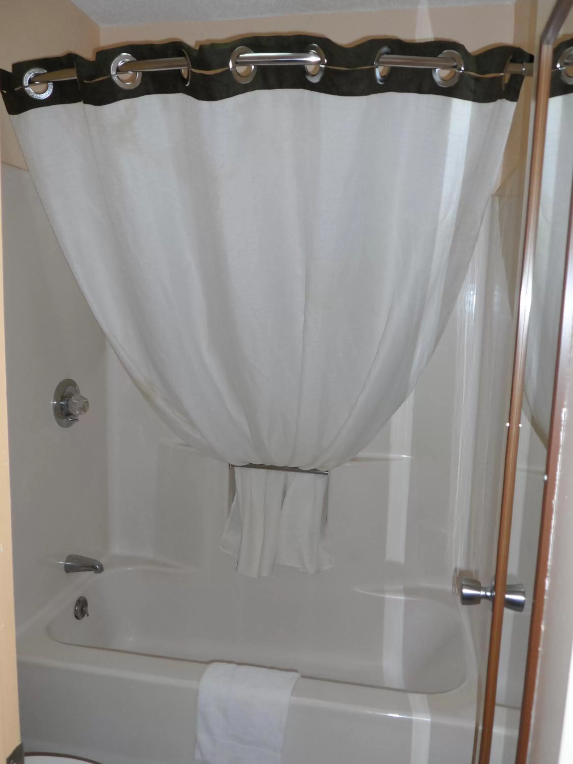 King Room with Roll-In Shower - Mobility Access/Non-Smoking in Super 8 by Wyndham Waco/Mall area TX