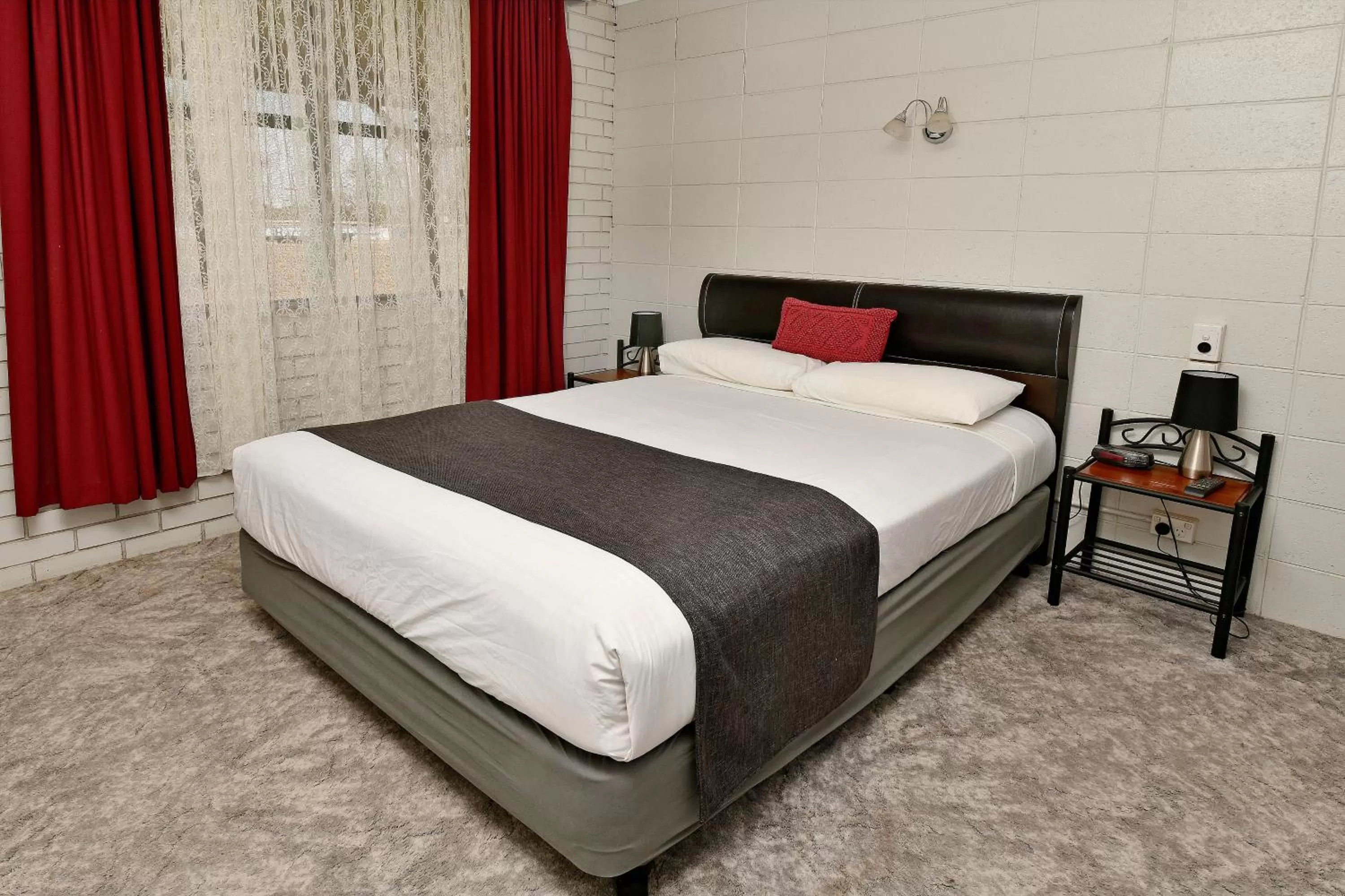 Bed in Burke and Wills Motor Inn