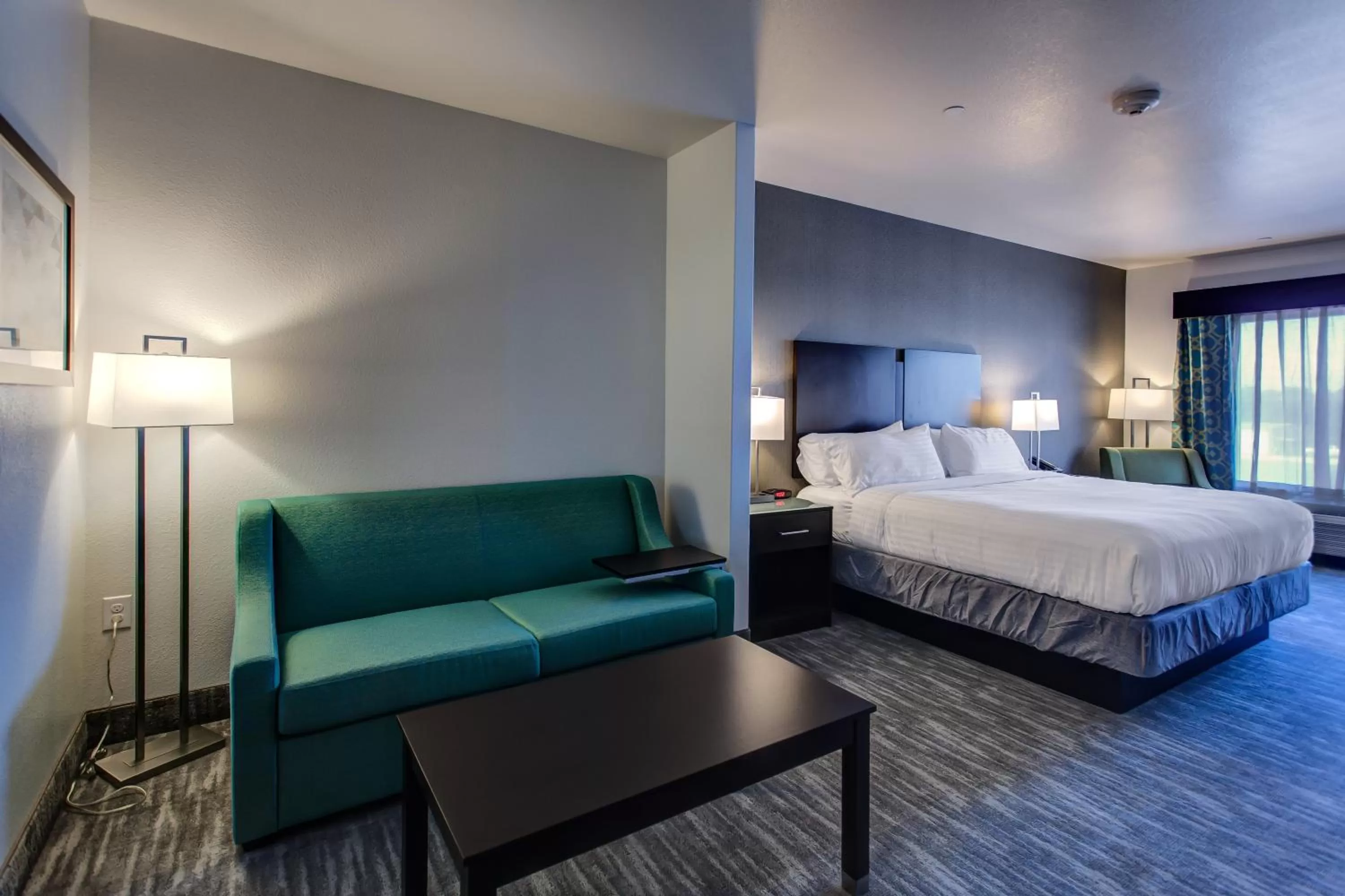 Bedroom in Holiday Inn Express & Suites Gatesville - N. Ft Hood by IHG