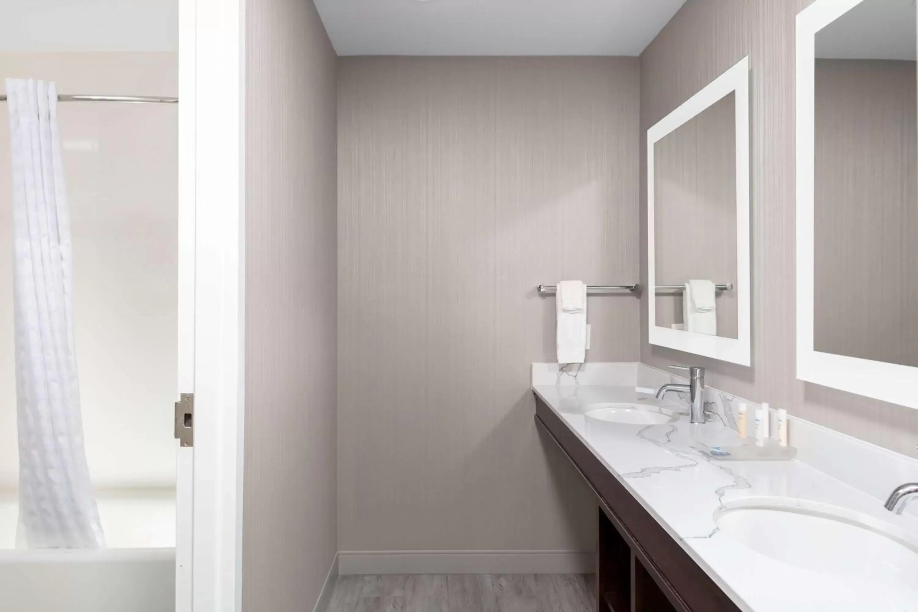 One-Bedroom Queen Suite with Two Queen Beds - Non-Smoking in Homewood Suites by Hilton Phoenix Airport South One-Bedroom Queen Suite with Two Queen Beds - Non-Smoking in Homewood Suites by Hilton Phoenix Airport South