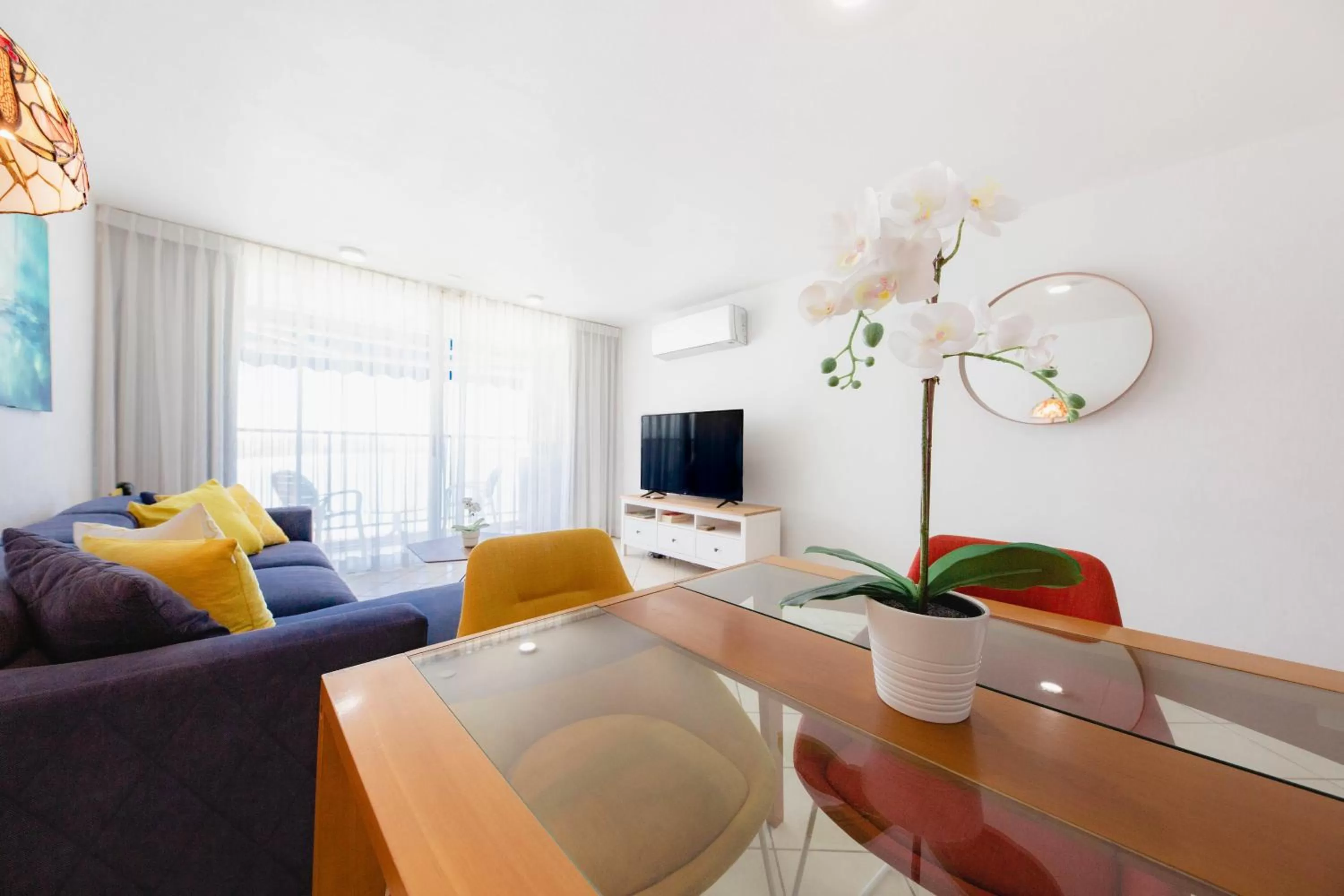 Dining area in ESJ Towers by Chana