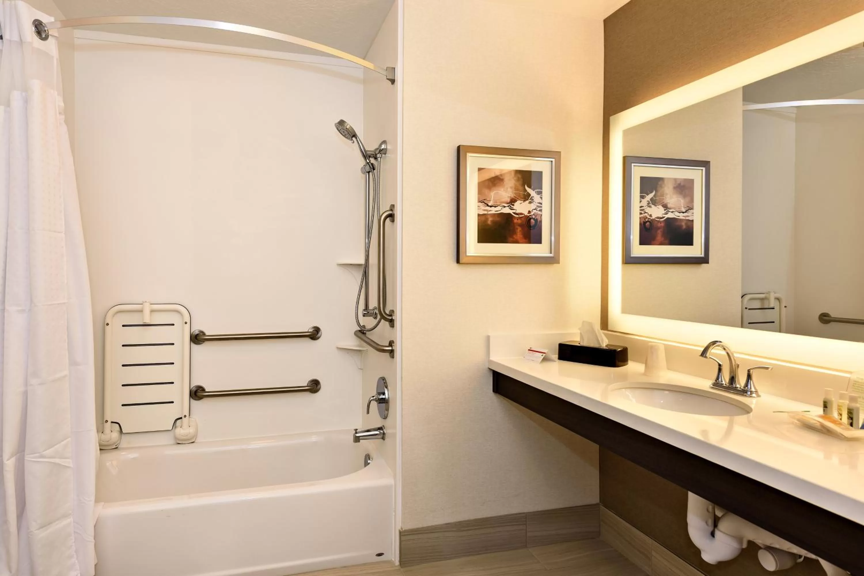 Photo of the whole room in Holiday Inn St. George Convention Center by IHG