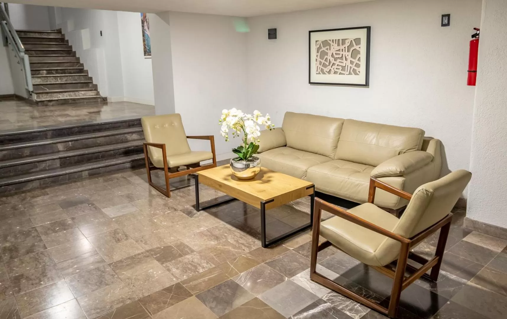 Communal lounge/ TV room in Hotel Emperador centro Guadalajara y Remodelado