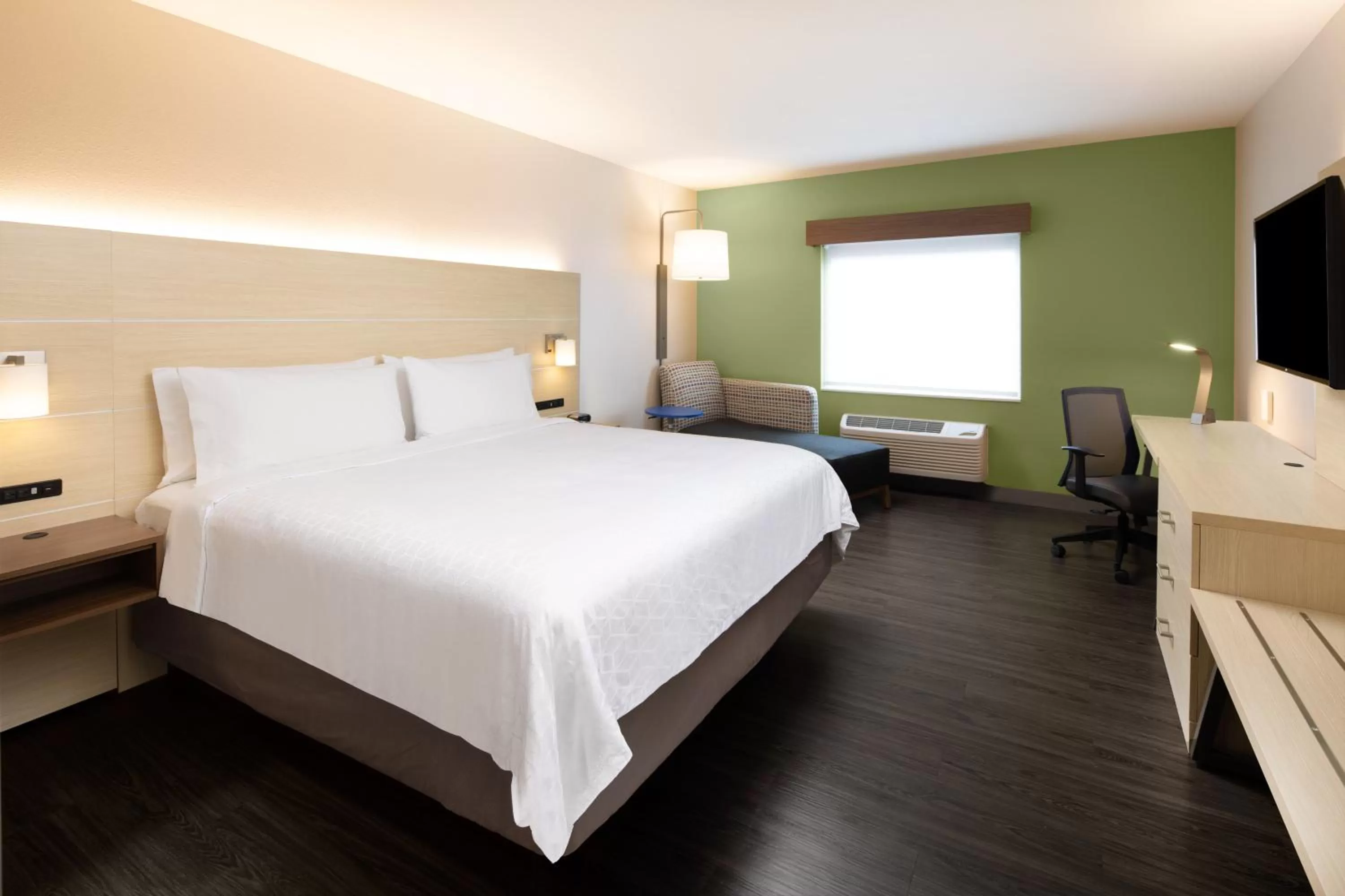 Photo of the whole room, Bed in Holiday Inn Express & Suites Ft Myers Beach-Sanibel Gateway by IHG