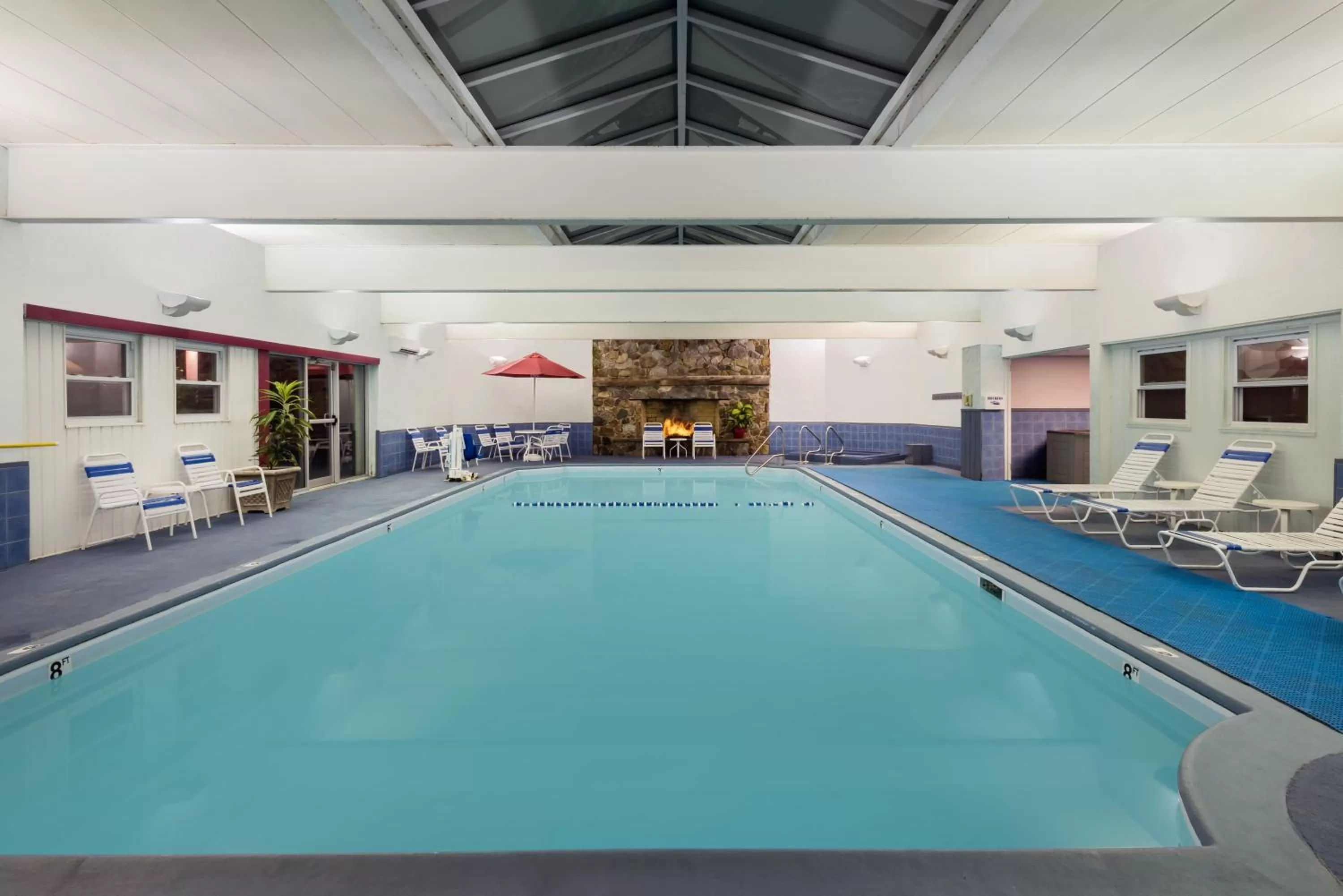 Swimming pool in Ramada Plaza by Wyndham Portland