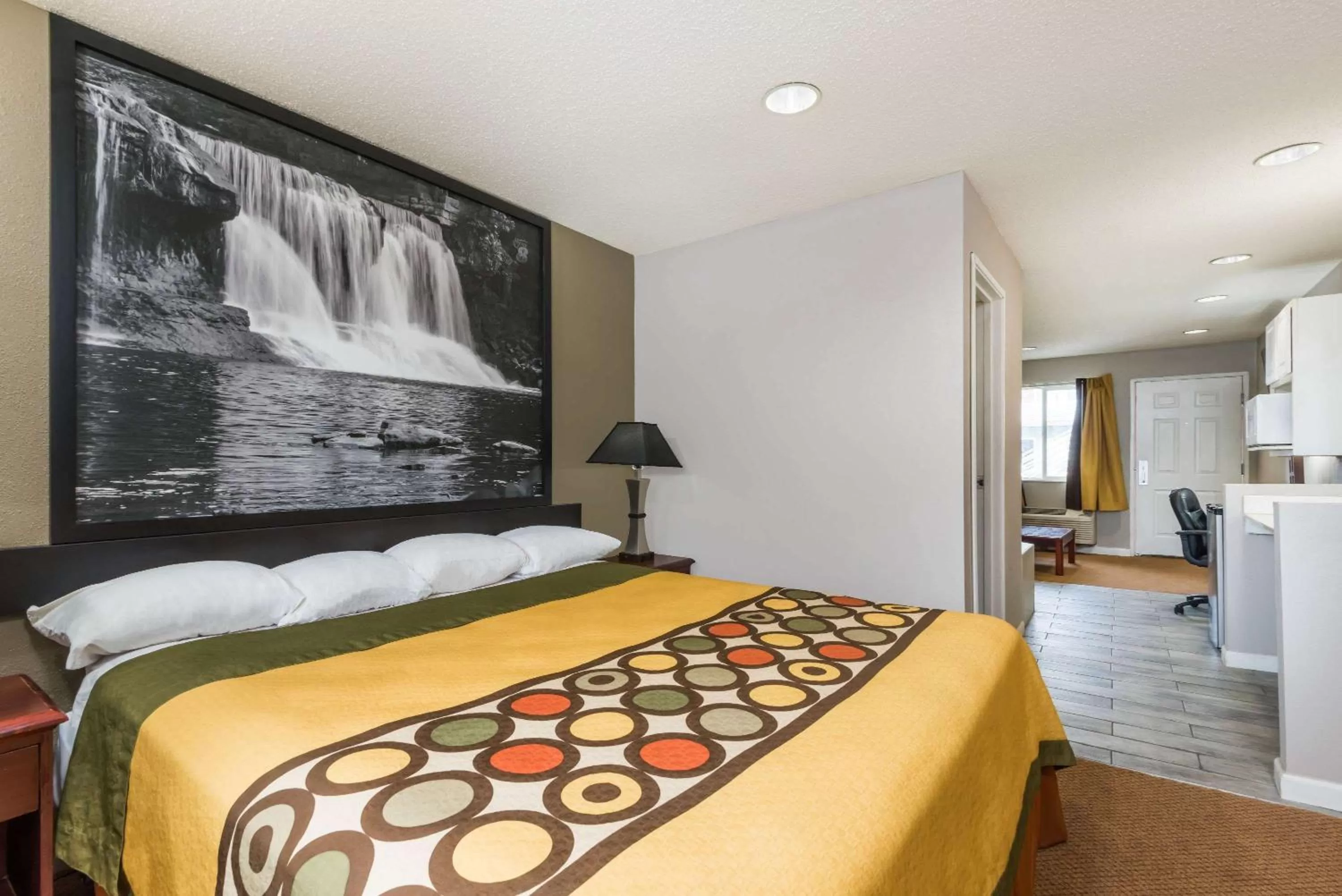 Photo of the whole room, Bed in Super 8 by Wyndham Indianapolis/NE/Castleton Area