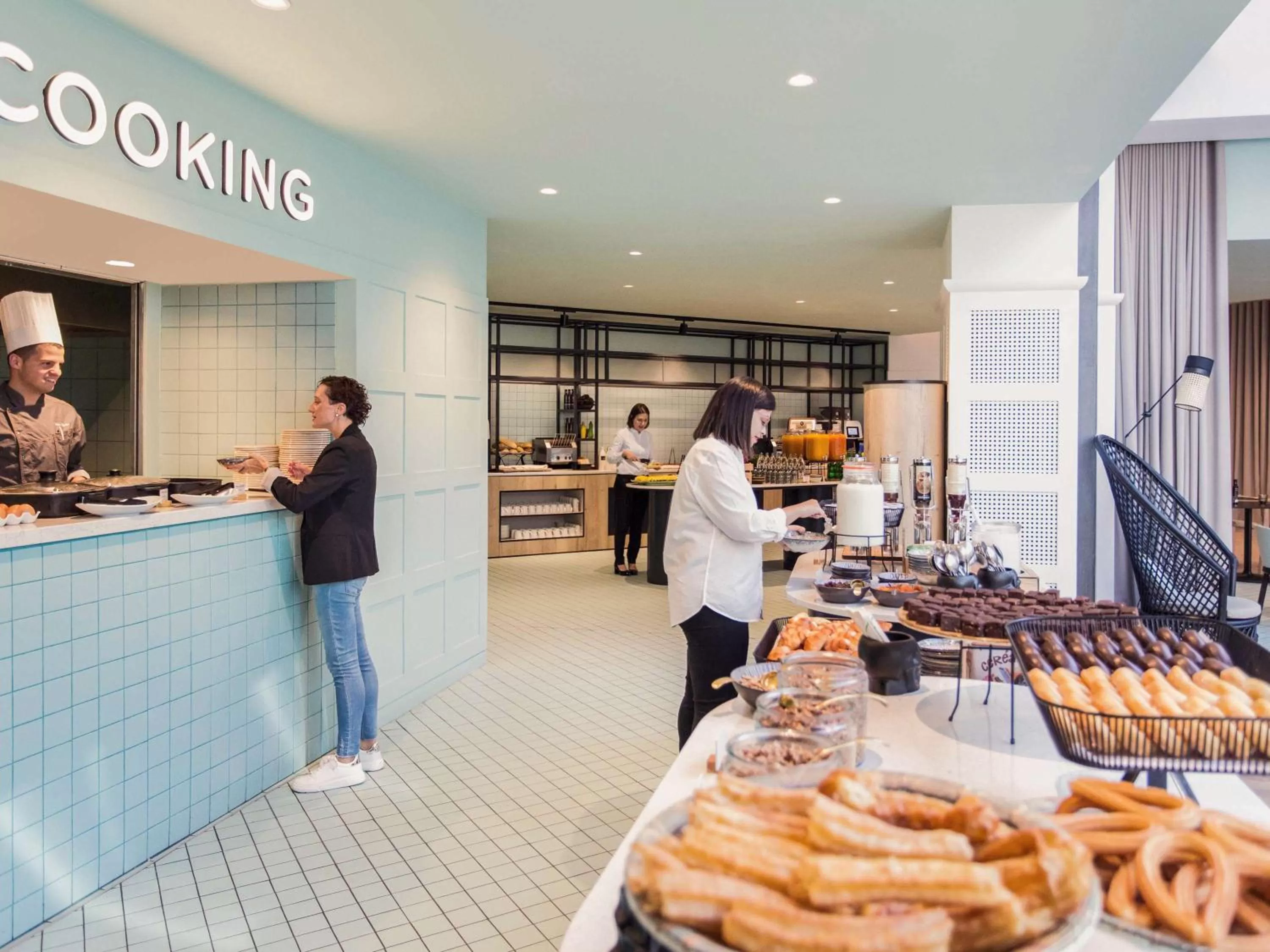 Restaurant/places to eat in Novotel Campo De Las Naciones