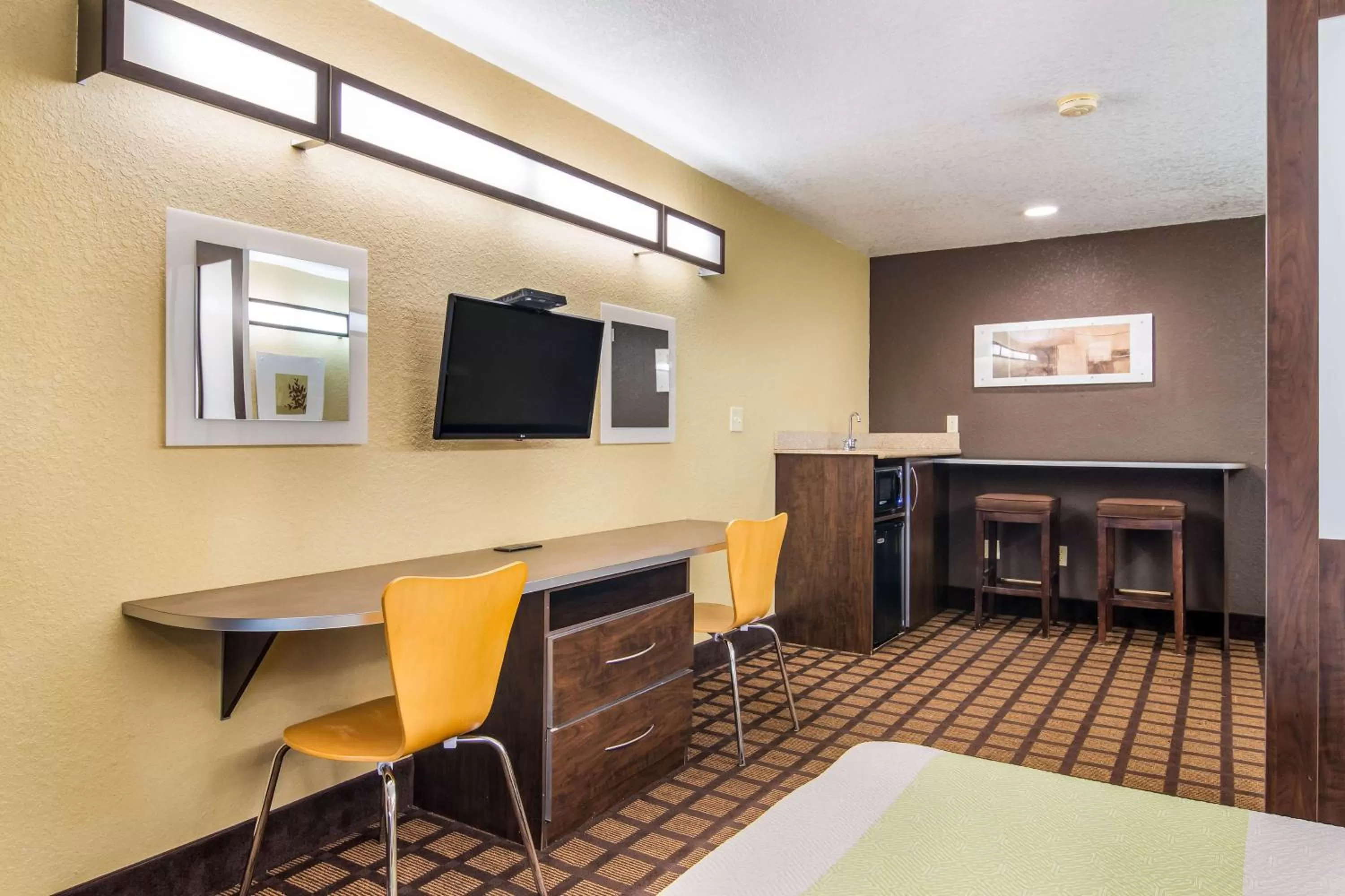 Seating area in Motel 6-Canton, GA