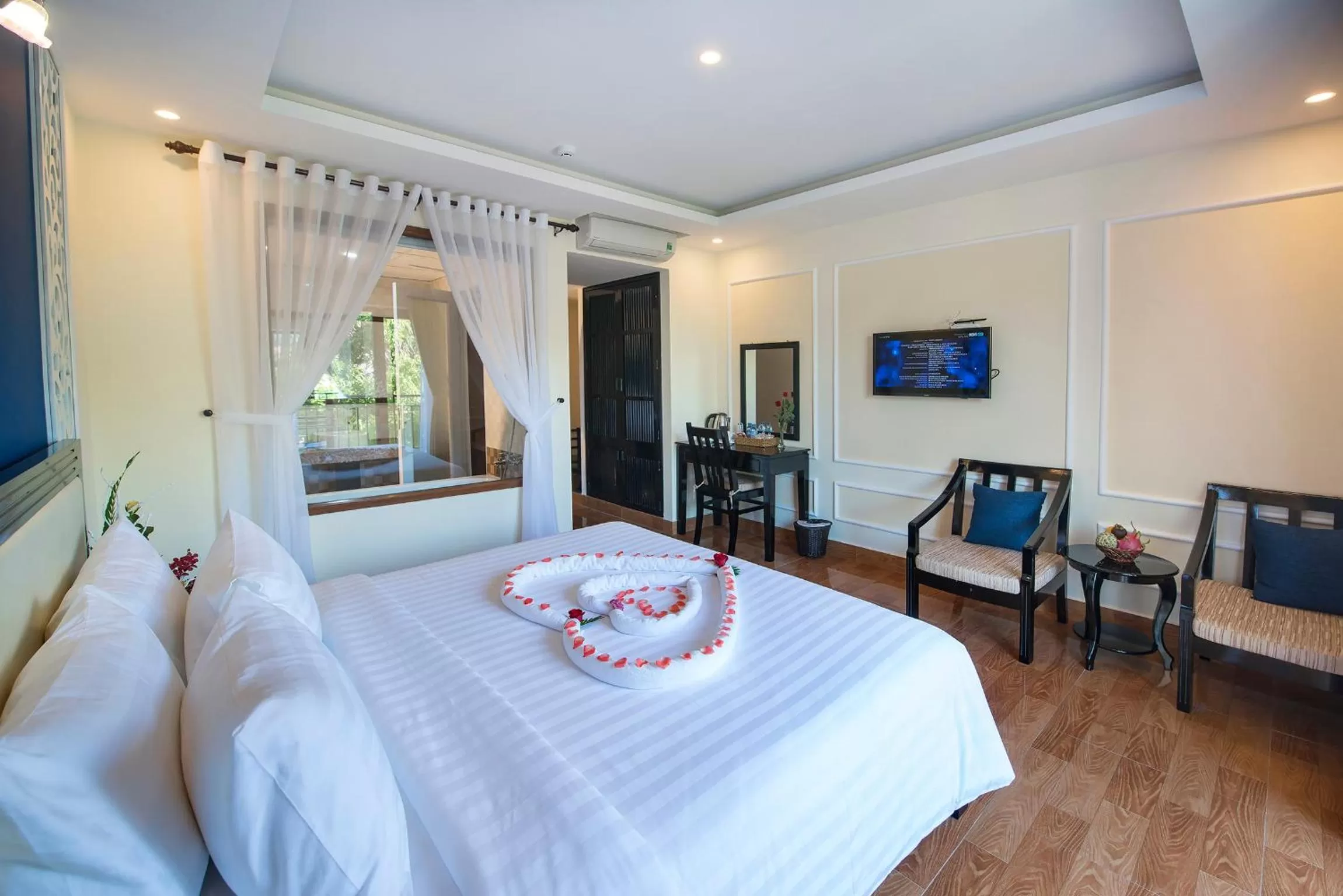 Deluxe Double Room with Balcony in Hoi An Rose Garden Hotel