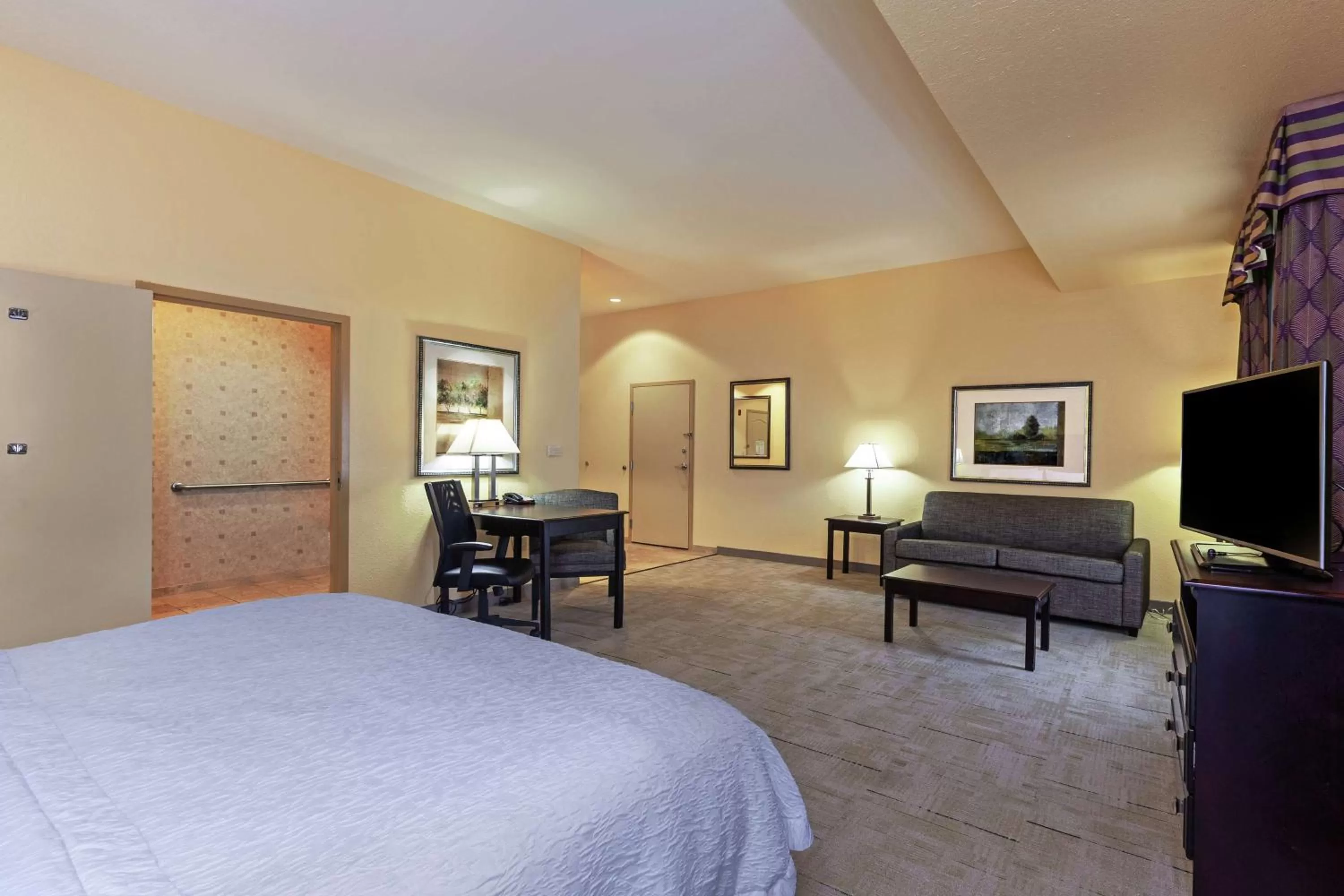 Bedroom, Bed in Hampton Inn & Suites Owasso