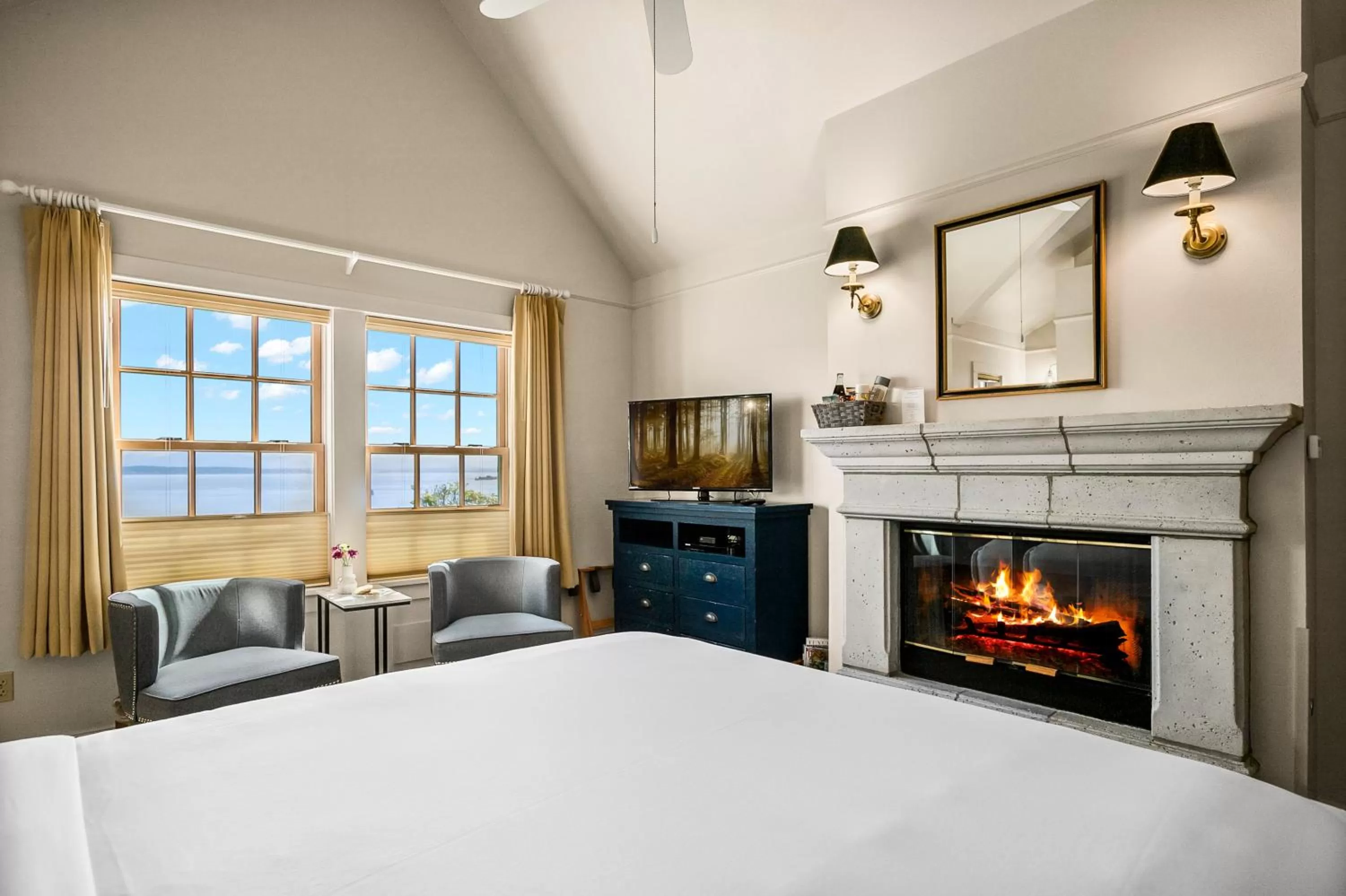 Photo of the whole room, Bed in Saratoga Inn